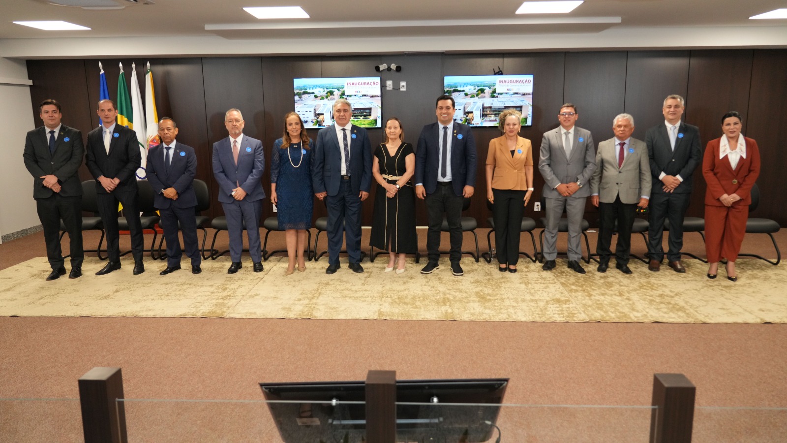 Autoridades em pé posam para a foto