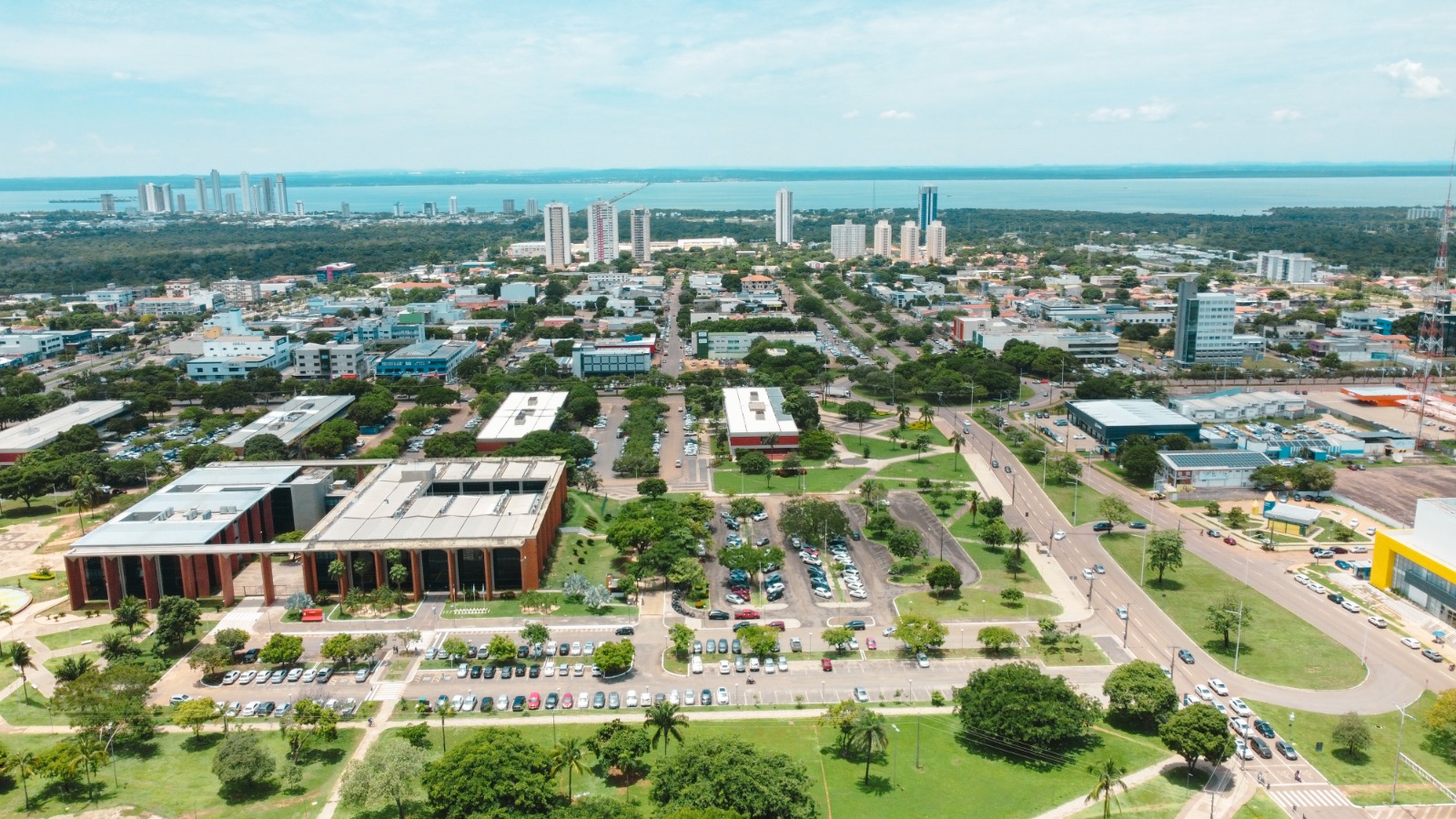 Imagem aérea de Palmas, com o TJTO em primeiro plano