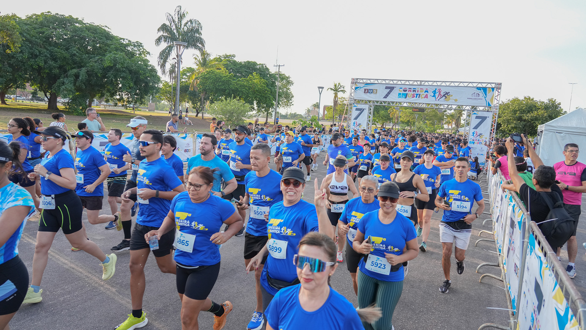 servidores do Judiciário correm junto ao público geral durante a Corrida da Justiça 