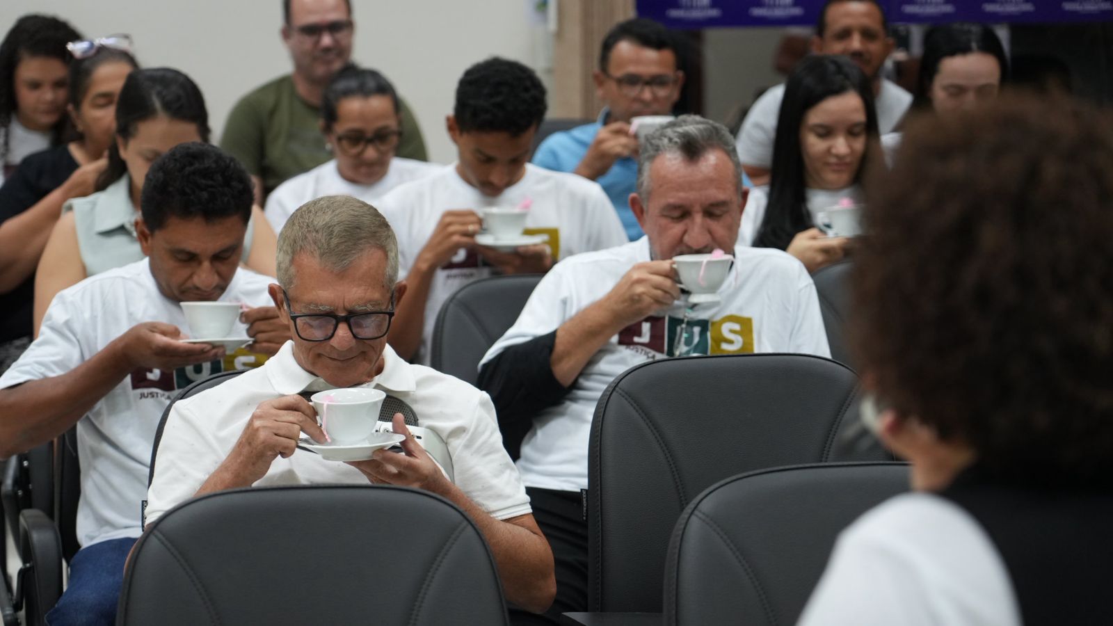 A imagem mostra vários servidores da Comarca de Novo Acordo tomando chá durante as atividades do projeto “JUS em Ação”.