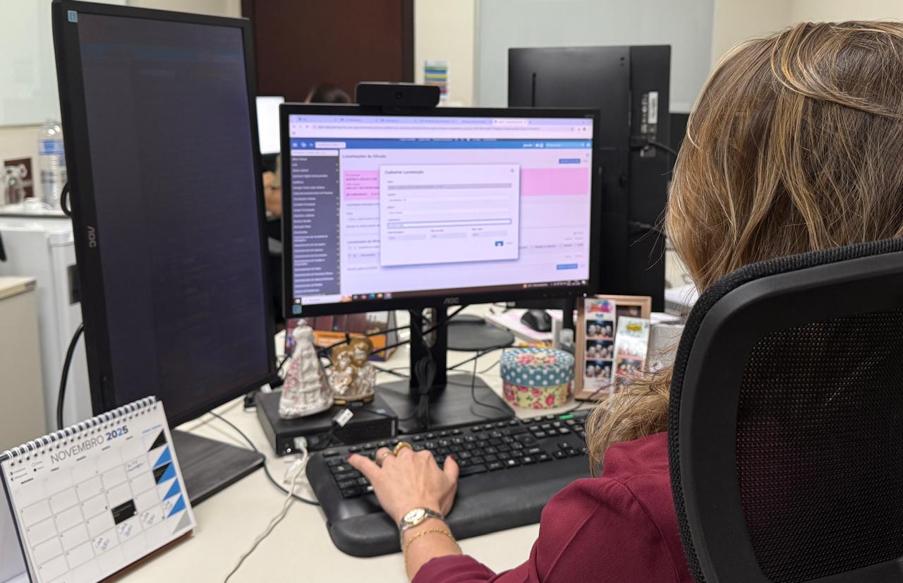 Imagem de uma servidora do Judiciário no computador trabalhando.