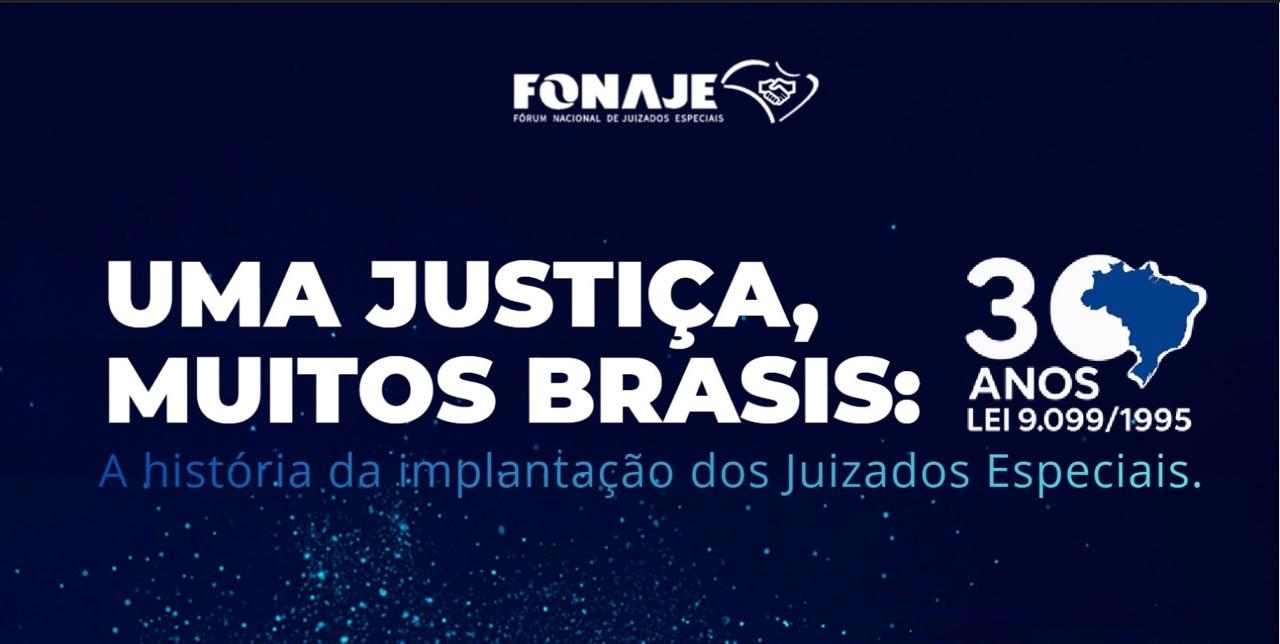 A imagem mostra o título “Uma Justiça, Muitos Brasis: A história da implantação dos Juizados Especiais”, com o logotipo do FONAJE no topo e o selo “30 anos – Lei 9.099/1995” ao lado, tudo sobre fundo azul. 