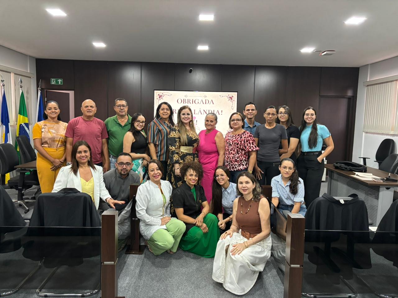 Grupo de servidores(as) e colaboradores(as) do Tribunal de Justiça do Tocantins está reunido em uma sala do Fórum da Comarca de Cristalândia para registrar o encerramento das ações do Programa de Atenção à Saúde
