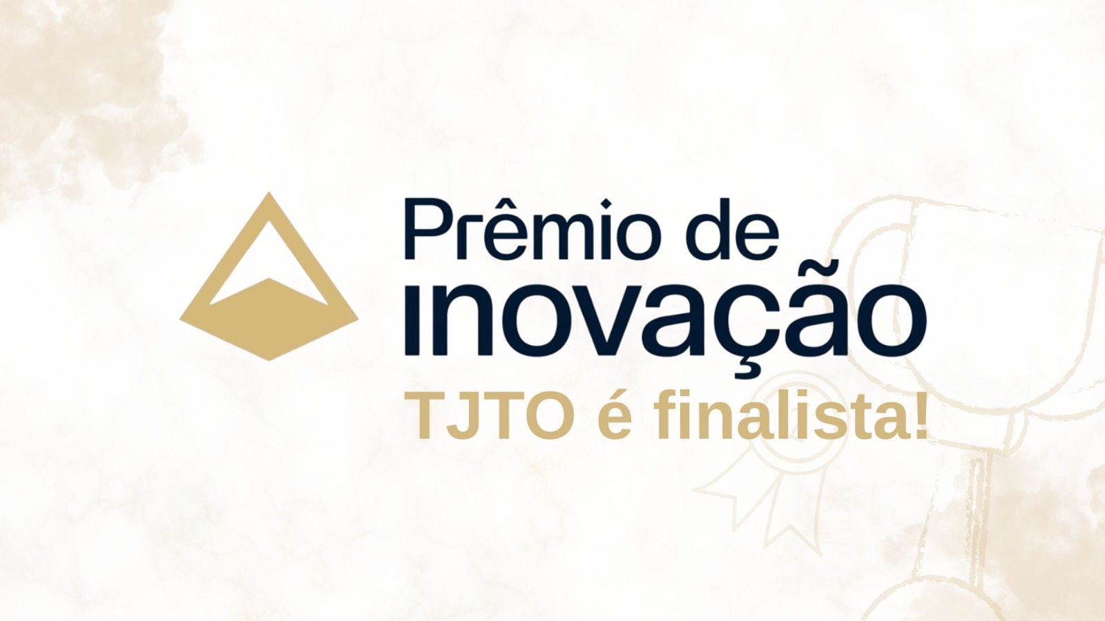 Card institucional com fundo claro texturizado em tons suaves de bege. À esquerda, há um ícone geométrico dourado que lembra uma seta ou triângulo estilizado apontando para cima. Ao lado, em destaque, está o texto: “Prêmio de inovação” em azul-escuro. Abaixo, em dourado, lê-se: “TJTO é finalista!”. No canto direito, em marca d’água, aparecem formas de um troféu e de uma medalha, reforçando a ideia de premiação. O visual é elegante, limpo e comemorativo.