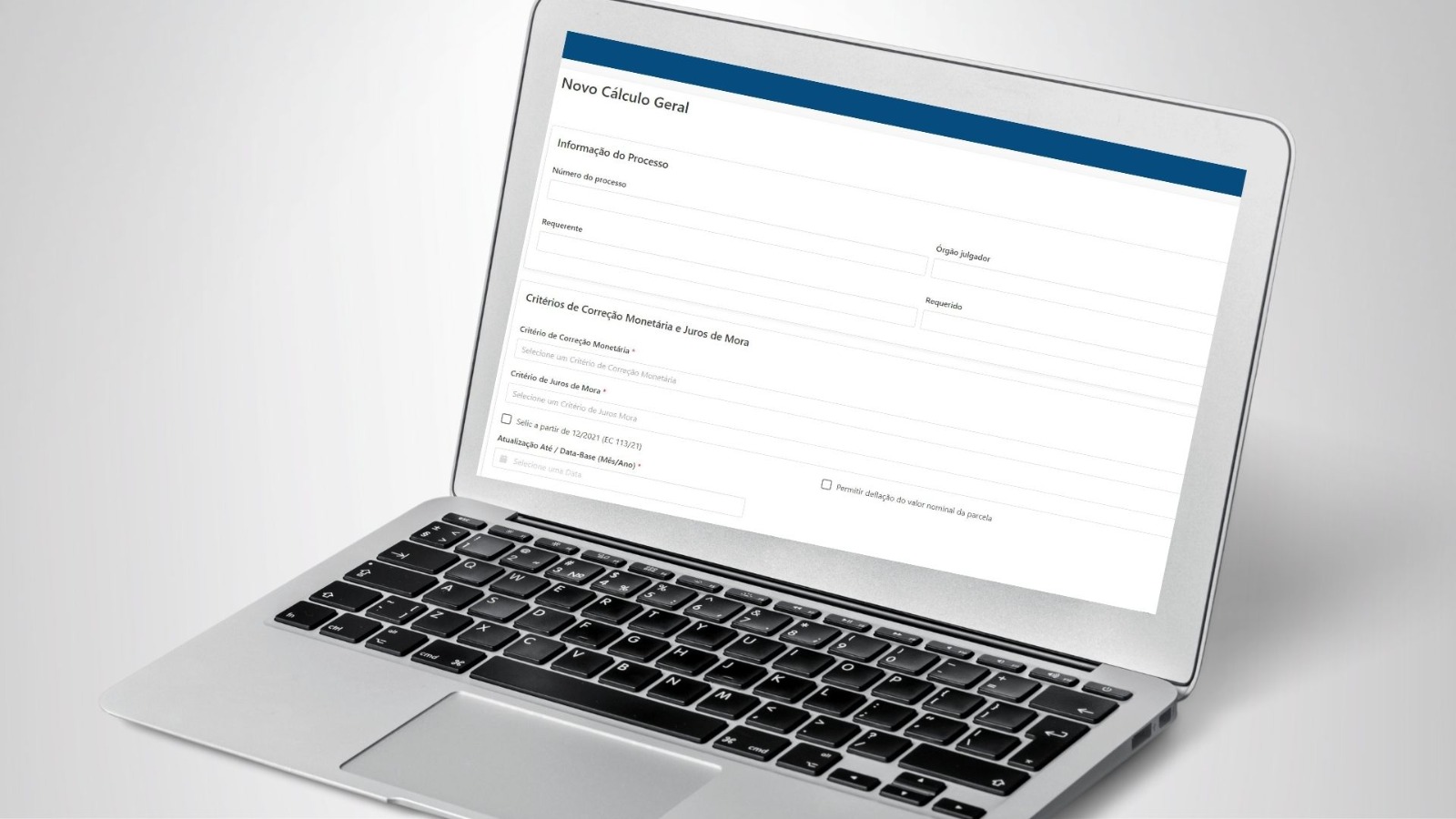 Uma imagem mostra um notebook aberto exibindo na tela um formulário intitulado “Novo Cálculo Geral”