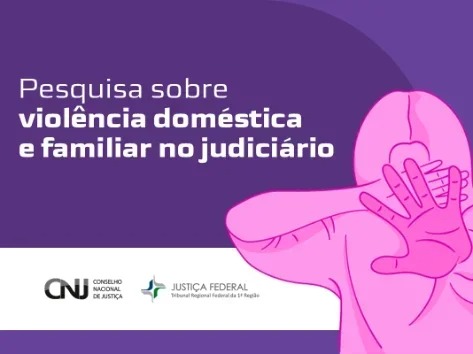 Imagem colorida (rosa, roxo e branco) onde uma mulher está no canto direito tampando o rosto e a mão aberta em sua frente, e ao lado os dizeres "pesquisa sobre violência doméstica e familiar mo Judiciário"