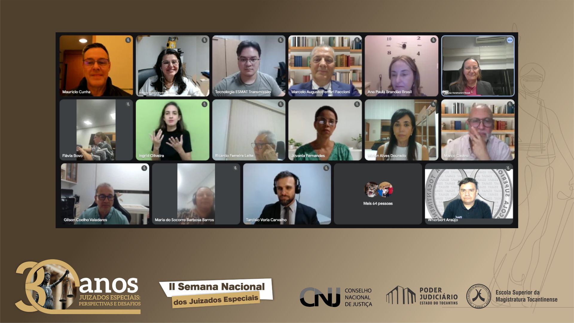 Fotografia colorida de uma reunião online. Várias janelas estão disposta com homens e mulheres que participam da conferencia. 