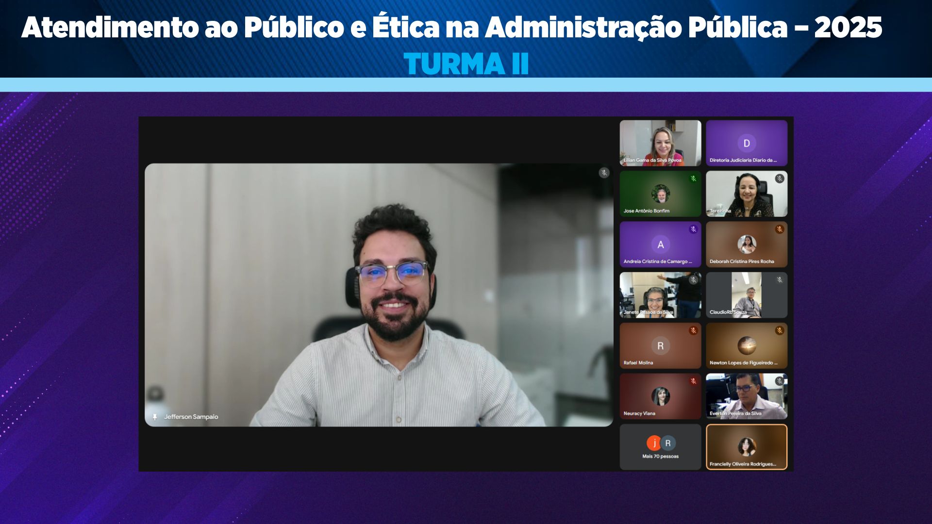 Fotografia colorida onde um homem de camisa branca e óculoes, de cabelo liso e preto,está em uma chamada com outras quatorze pessoas. Ele está em uma tela grande do lado esquerdo, e as outras pessoas estão distribuídas em pequenos blocos no lado direito 