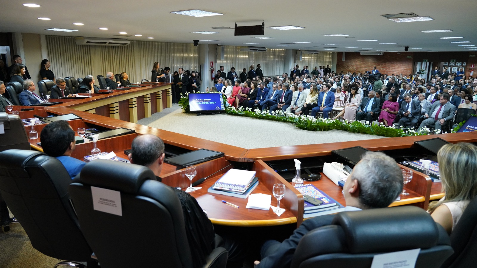 Imagem mostra a sala de sessões do Tribunal Pleno lotada de pessoas para a solenidade de posse da desembargadora Maysa Rosal na presidência do TJTO