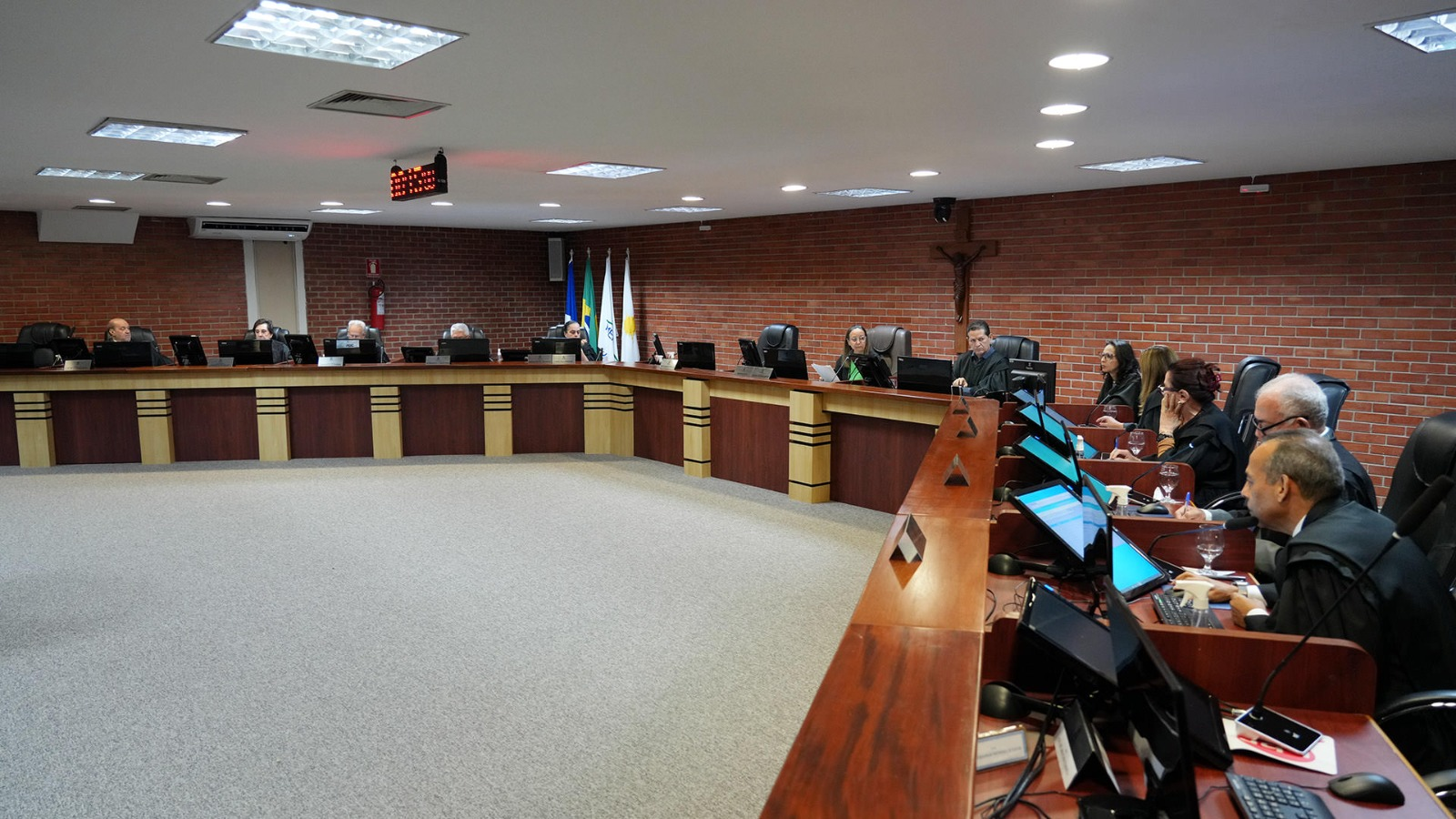 Sessão do Pleno do Tribunal de Justiça em que os desembargadores, dispostos em seus lugares, votaram para a indicação de membros ao TRE-TO