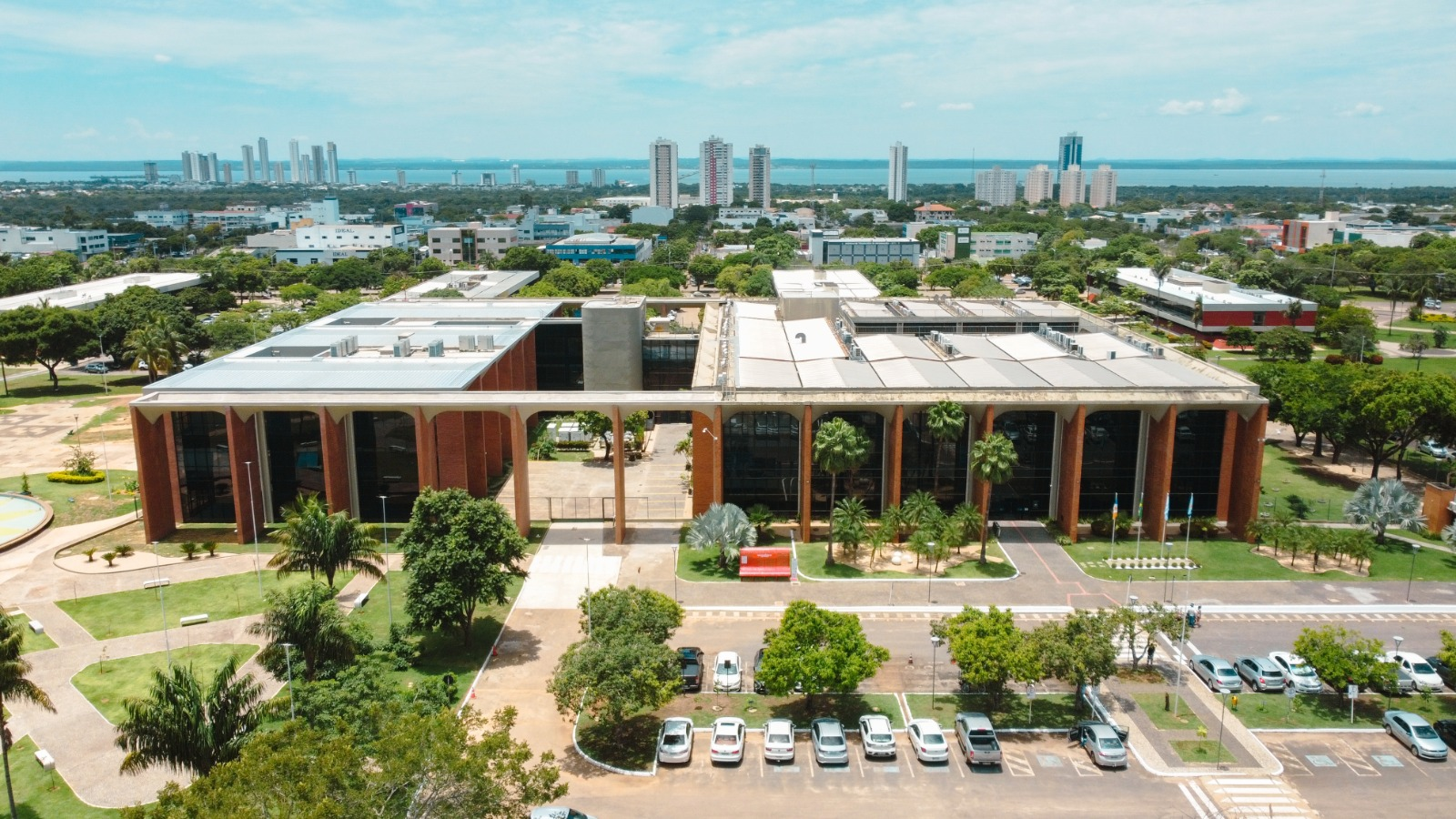 Vista áera da sede do Tribunal de Justiça do Tocantins, mostrando o Palácio Rio Tocantins no centro da Praça dos Girassois