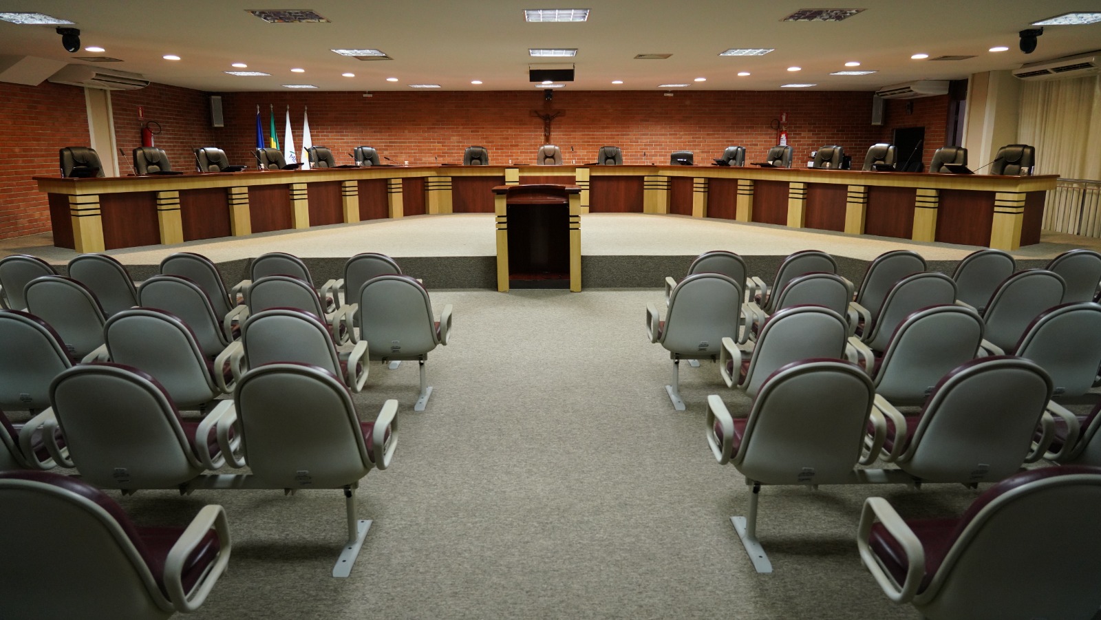 Imagem mostra a sala de sessões do tribunal pleno do TJTO antes da sessão se julgamento
