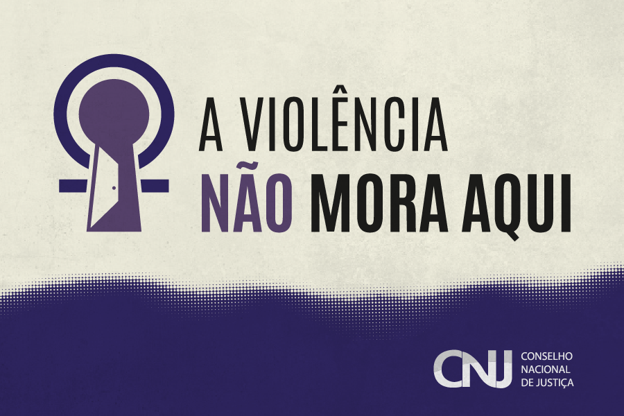 A imagem mostra um cartaz de conscientização com o símbolo feminino estilizado em forma de fechadura e a frase “A violência não mora aqui” em destaque. Na parte inferior aparece o logotipo do Conselho Nacional de Justiça (CNJ).