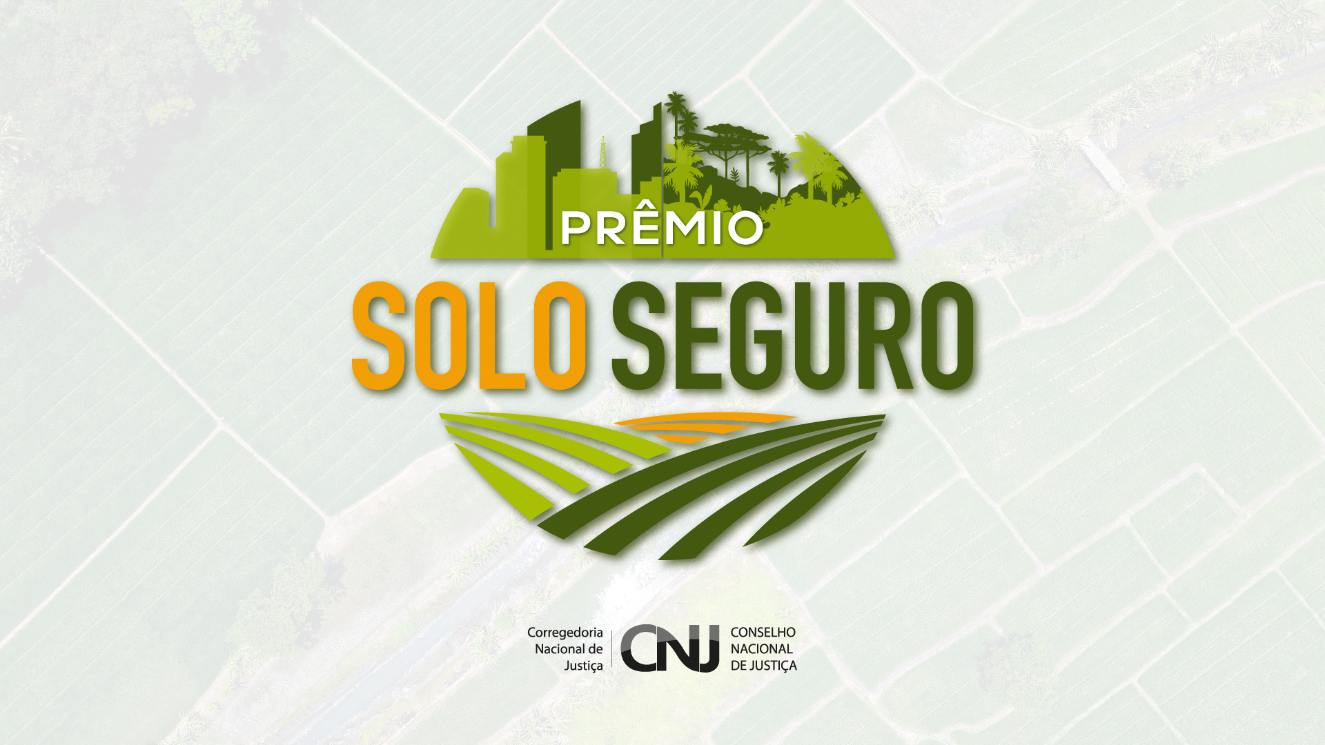 Arte de divulgação do Prêmio Solo Seguro, com o título em destaque sobre fundo que lembra uma vista aérea de áreas agrícolas. O símbolo reúne elementos urbanos e naturais em tons de verde, além de linhas que representam o solo cultivado. Na parte inferior aparecem as assinaturas da Conselho Nacional de Justiça (CNJ) e da Corregedoria Nacional de Justiça.