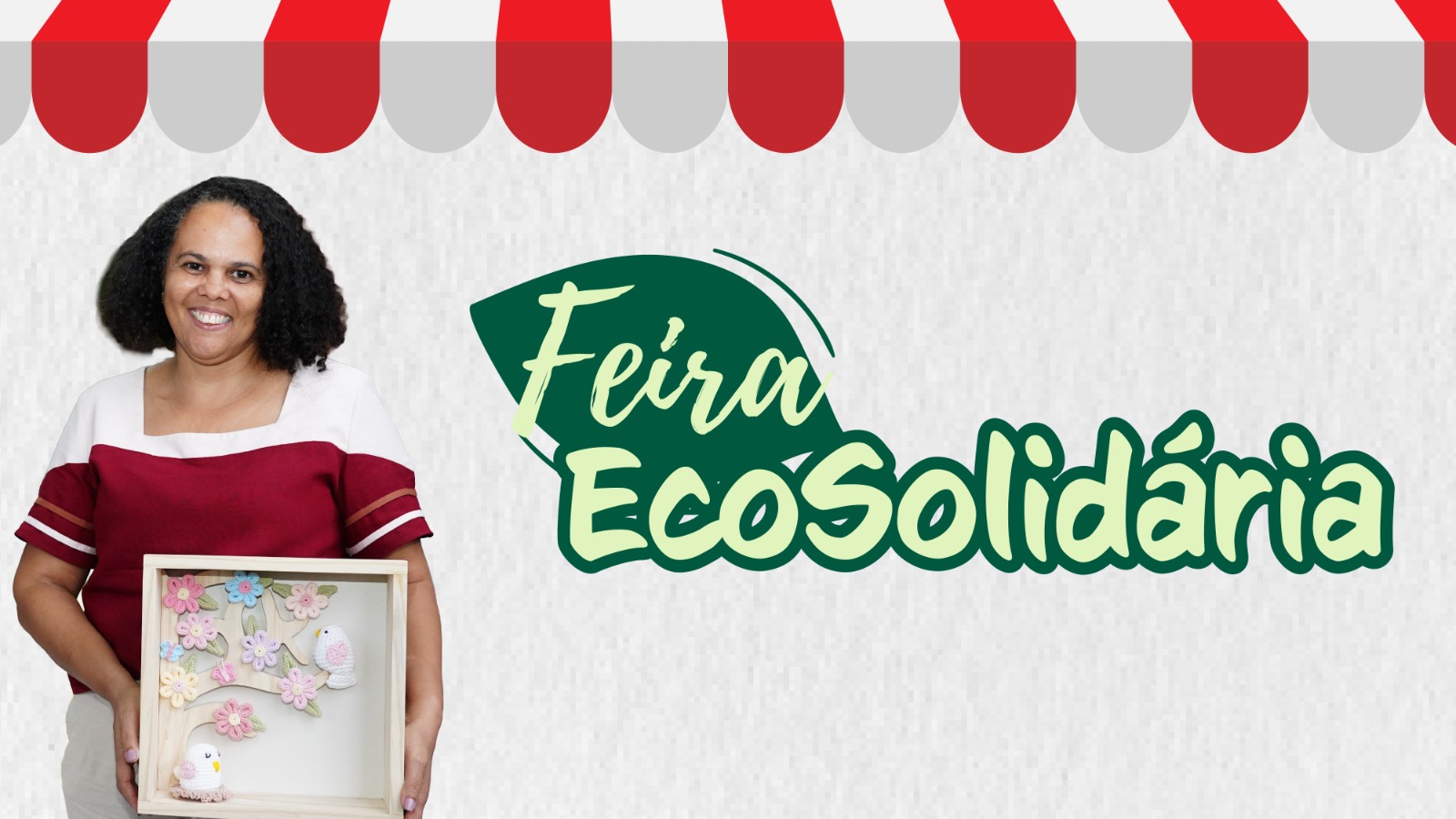 A imagem mostra uma mulher sorridente segurando um quadro artesanal com flores e pássaros, vestindo uma blusa em tons de vermelho, branco e bege. Ao lado, aparece o título “Feira Ecosolidária” em destaque, com um fundo claro e um elemento gráfico de barraca em listras vermelhas e brancas.