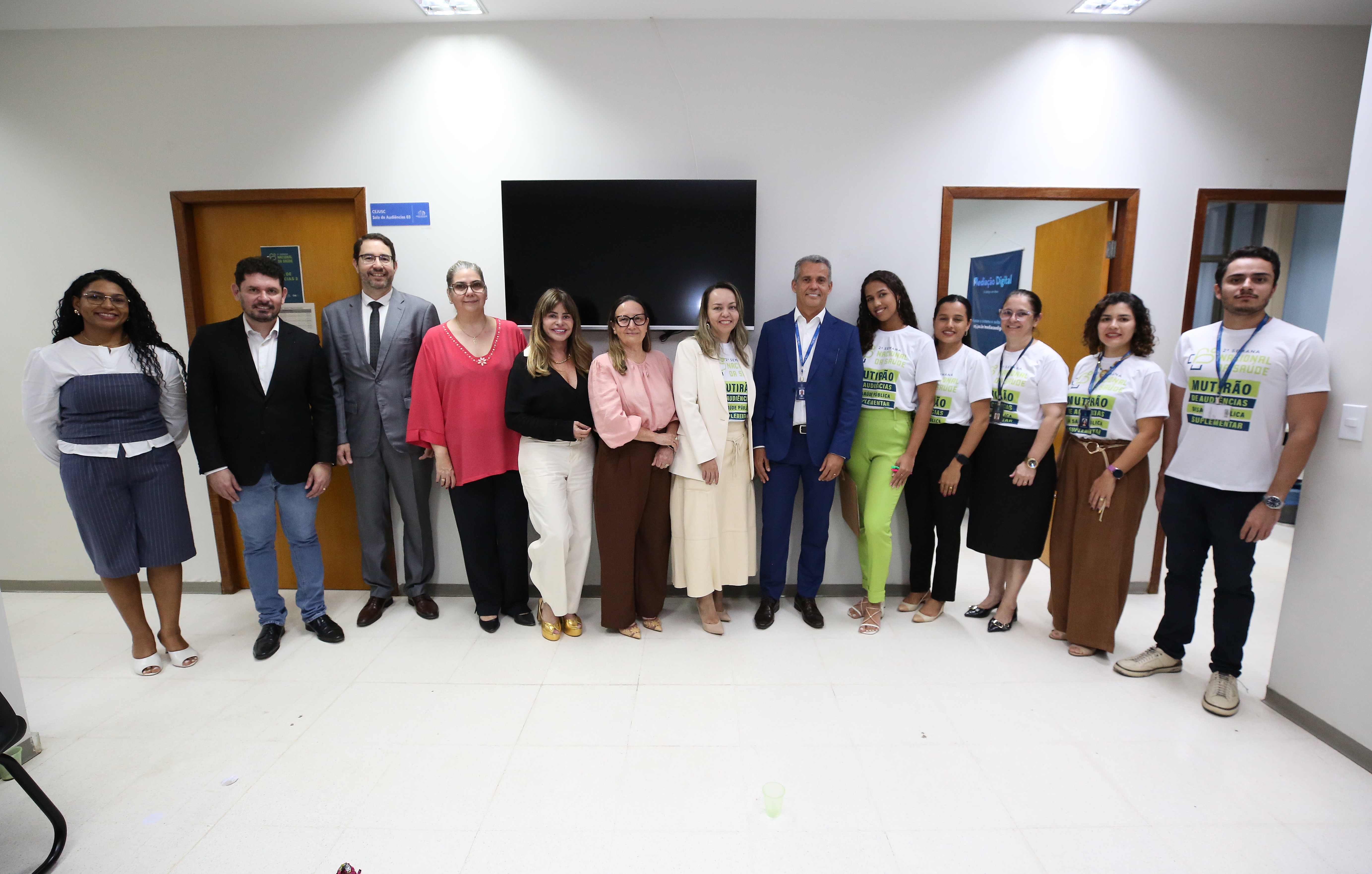 Imagem de grupo institucional em ambiente interno, dentro do fórum de palmas 