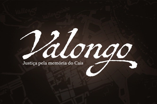 Fundo escuro com mapa ao fundo. Ao centro, o texto “Valongo” em branco, em letra cursiva. Abaixo, a frase “Justiça pela memória do Cais”.