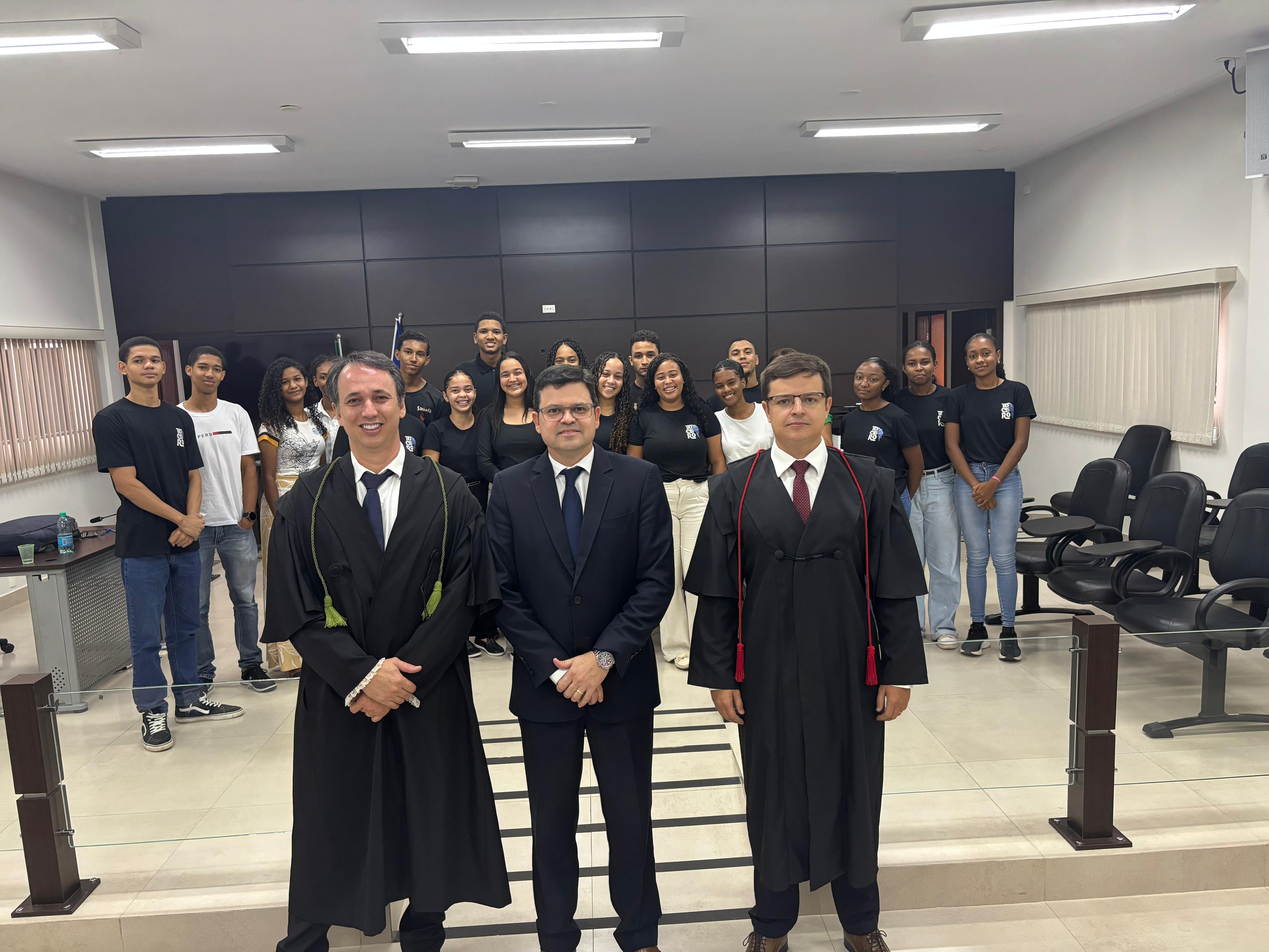 Alunos do Colégio Estadual Desembargador Virgílio de Melo Franco durante visita pedagógica ao Fórum da Comarca de Paranã, acompanhando sessão do Tribunal do Júri