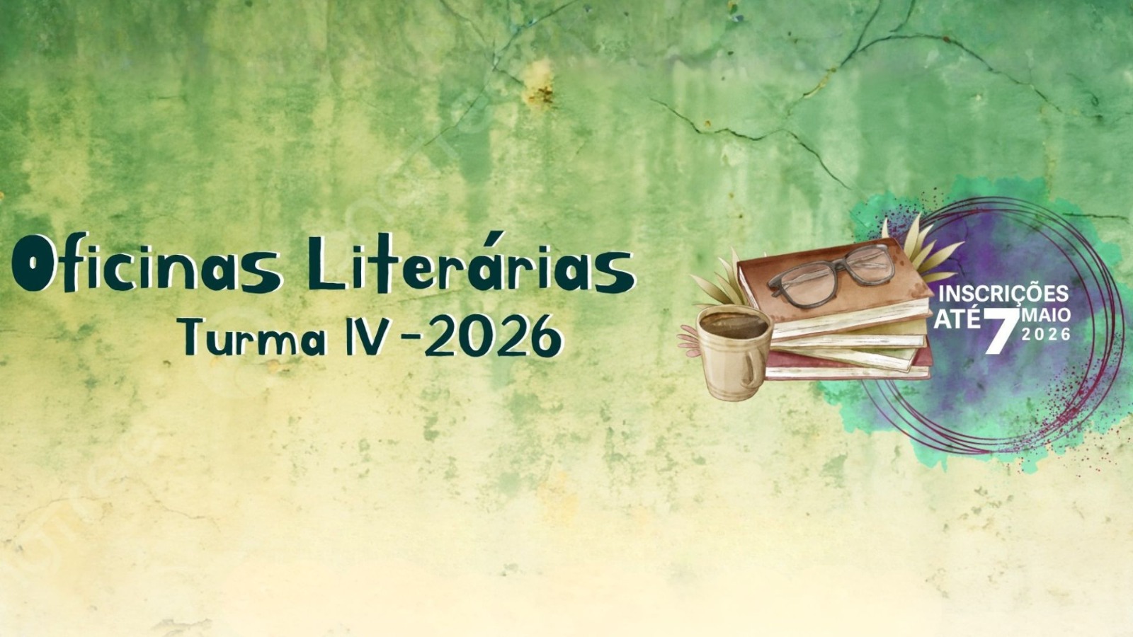 Arte de divulgação das Oficinas Literárias – Turma IV 2026, com fundo em tons de verde. À esquerda, o título do projeto; à direita, ilustração com livros, óculos e xícara de café. Em destaque, a informação: inscrições até 7 de maio de 2026.