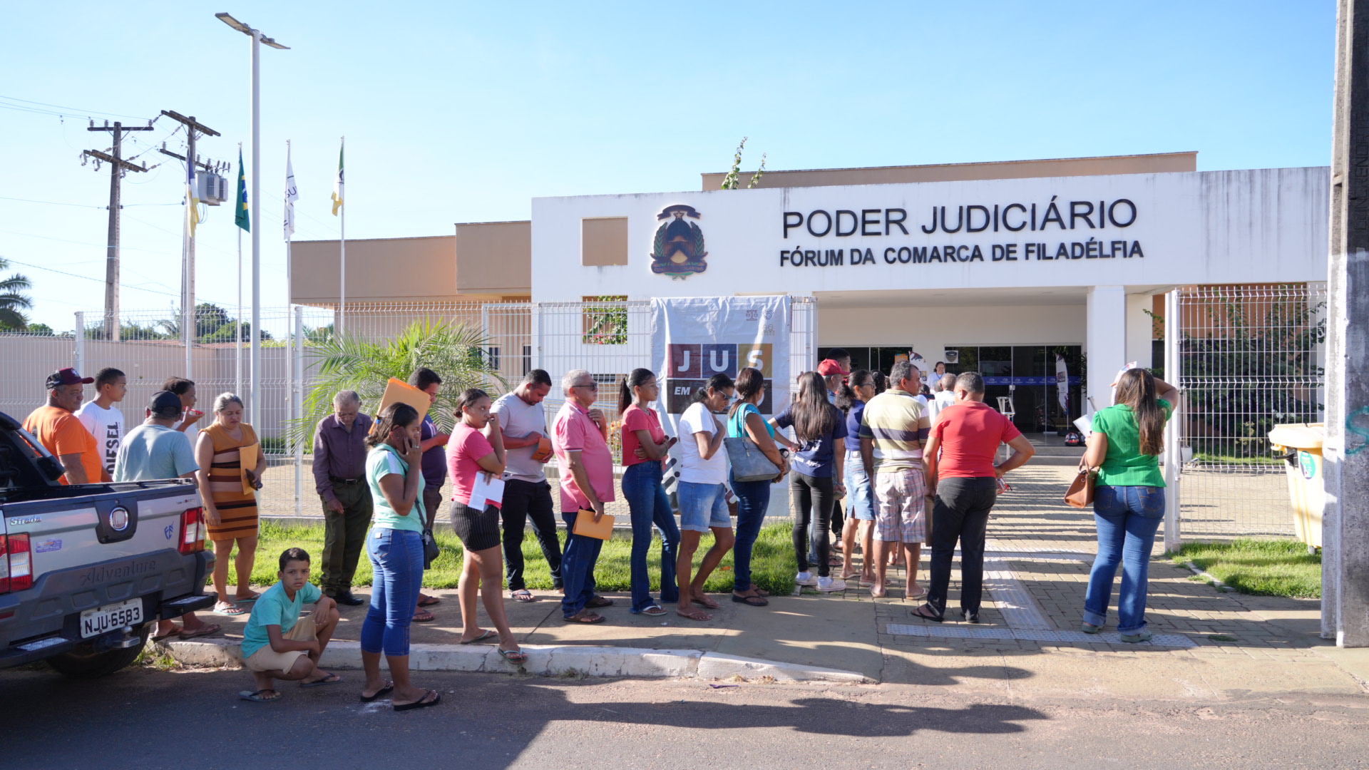 Imagem mostra pessoas em fila na porta do fórum de Filadelfia para participar do Jus em Ação