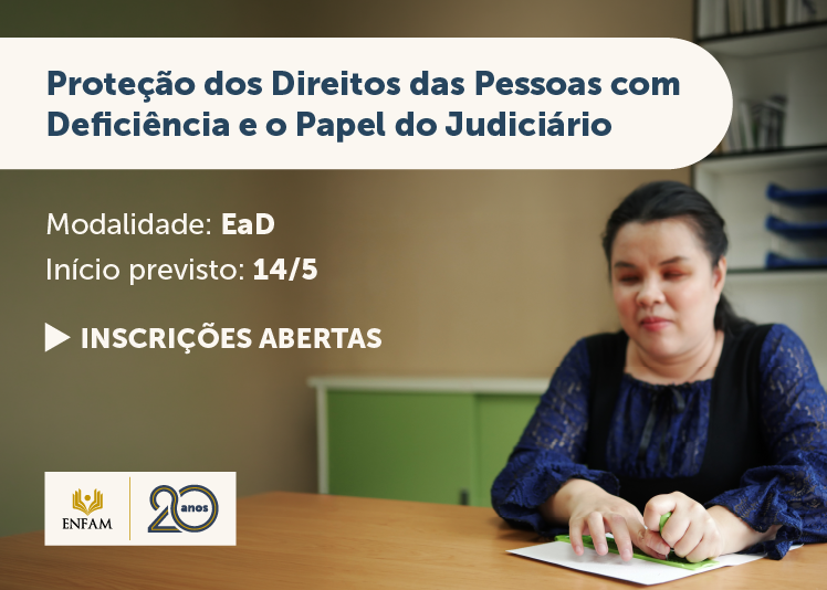 A imagem mostra um card de divulgação de curso com o tema “Proteção dos Direitos das Pessoas com Deficiência e o Papel do Judiciário”, em modalidade EaD, com inscrições abertas e início previsto para 14 de maio. À direita, aparece uma mulher sentada à mesa utilizando material em braille.