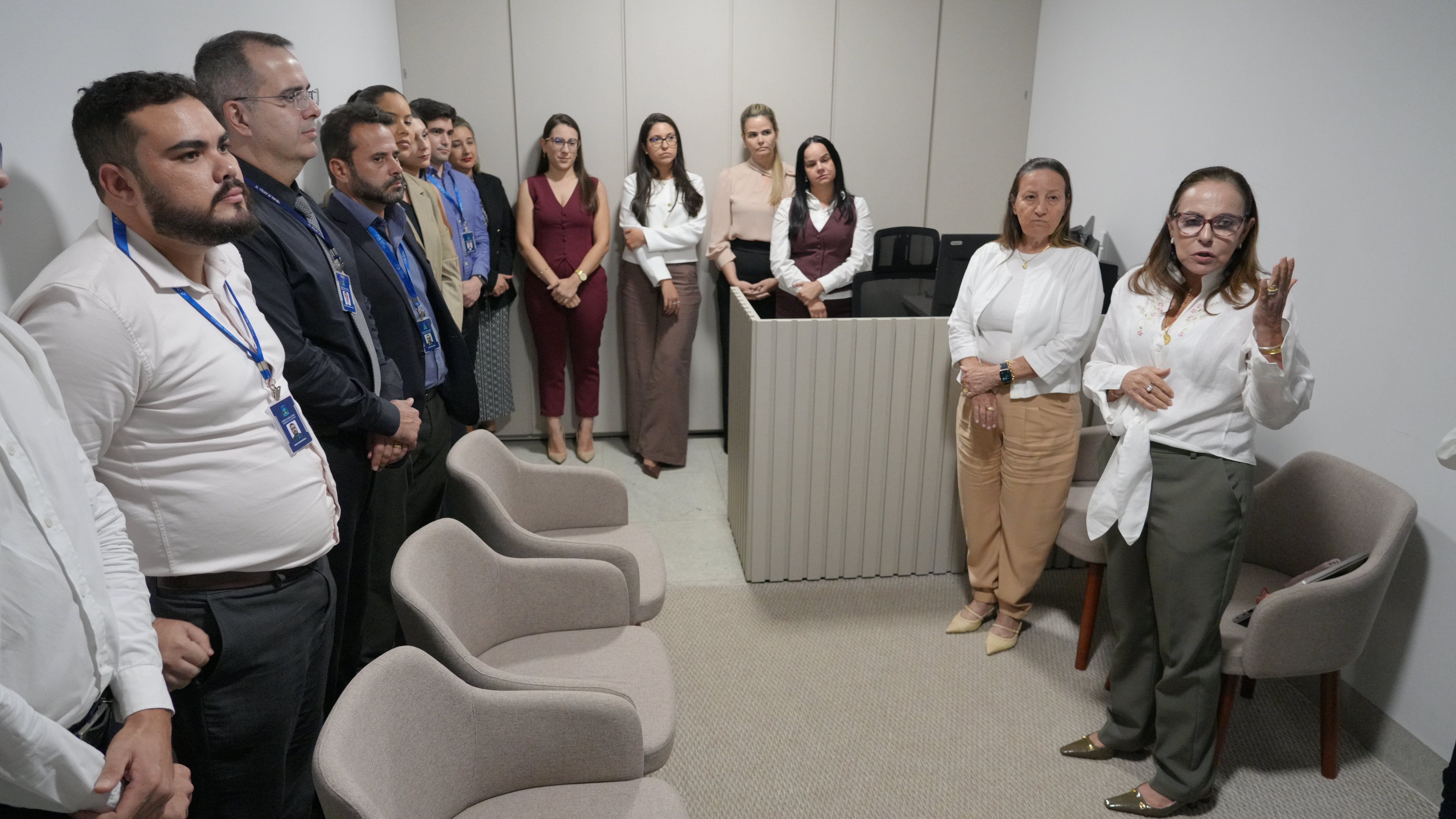 A imagem mostra equipe do Tribunal de Justiça do Tocantins reunida durante ação de sensibilização sobre sustentabilidade e coleta seletiva, realizada em ambiente interno administrativo. A atividade integra a programação da Semana da Reciclagem, com foco na conscientização e adoção de práticas sustentáveis no Judiciário.