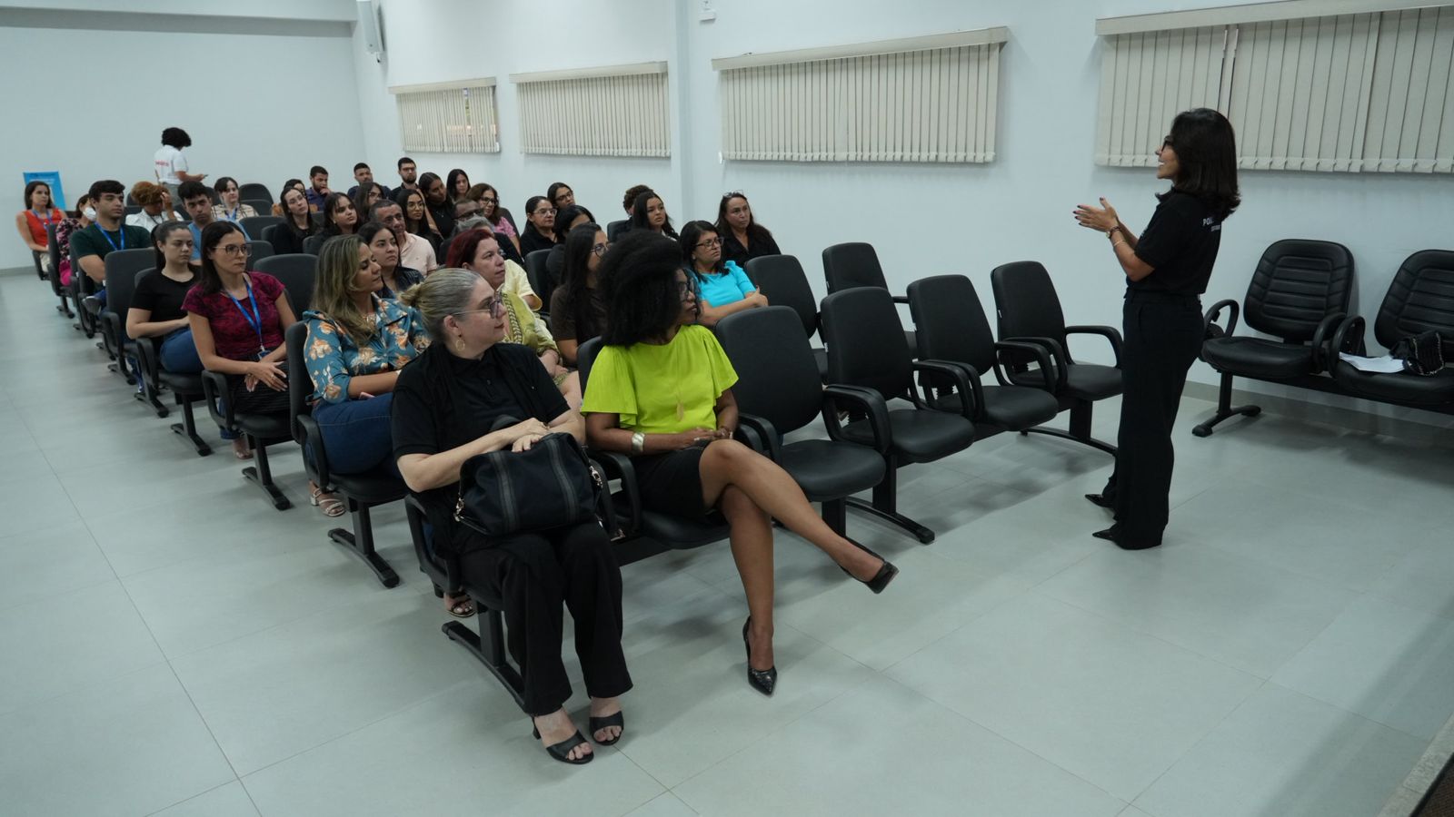Magistrados(as), servidores(as), colaboradores(as) e estagiários(as) da Comarca de Paraíso do Tocantins participaram da roda de conversa promovida pelo TJTO durante a abertura da V Semana Nacional de Combate ao Assédio Sexual, Moral e a Toda Forma de Discriminação. A atividade reuniu o público no auditório do fórum para debate sobre conscientização, acolhimento e prevenção de práticas abusivas no ambiente institucional.