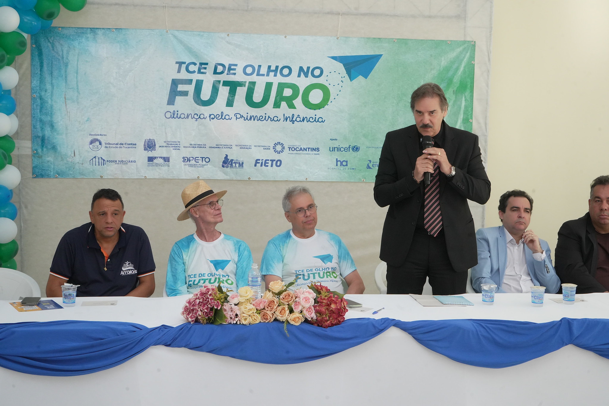 Autoridades e representantes de instituições participam de encontro do programa “TCE de Olho no Futuro – Aliança pela Primeira Infância”, com fala de integrante da mesa durante momento de diálogo sobre políticas públicas voltadas à primeira infância