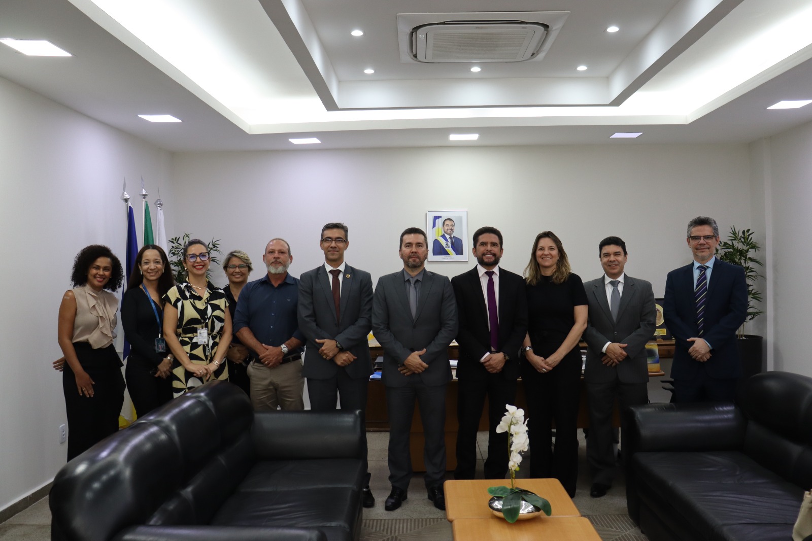 Representantes do Poder Judiciário, da Segurança Pública e de instituições parceiras posam para foto oficial durante reunião interinstitucional realizada no gabinete da Secretaria da Segurança Pública do Tocantins. O registro reúne integrantes do GMF, magistrados, membros da rede socioeducativa, Ministério Público, Defensoria Pública e Polícia Civil, em agenda voltada ao fortalecimento do atendimento socioeducativo e da proteção de adolescentes no Estado.