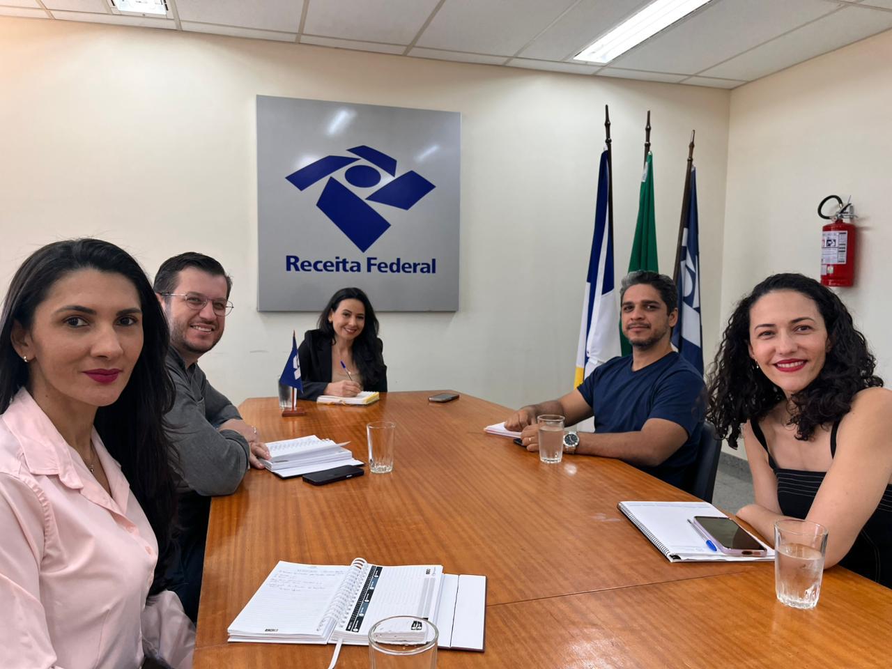 Representantes da Receita Federal, do Tribunal de Justiça do Tocantins e do Escritório Social participam de reunião na sede da Receita Federal, em Palmas, para discutir avanços e ampliação das ações do projeto “Malha Social”.