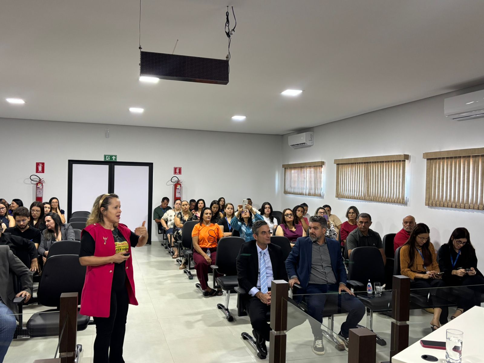A coordenadora estadual da Mulher em Situação de Violência Doméstica e Familiar, juíza Cirlene Maria de Assis, conduz reunião com representantes da rede de proteção à mulher durante agenda institucional na Comarca de Colmeia.