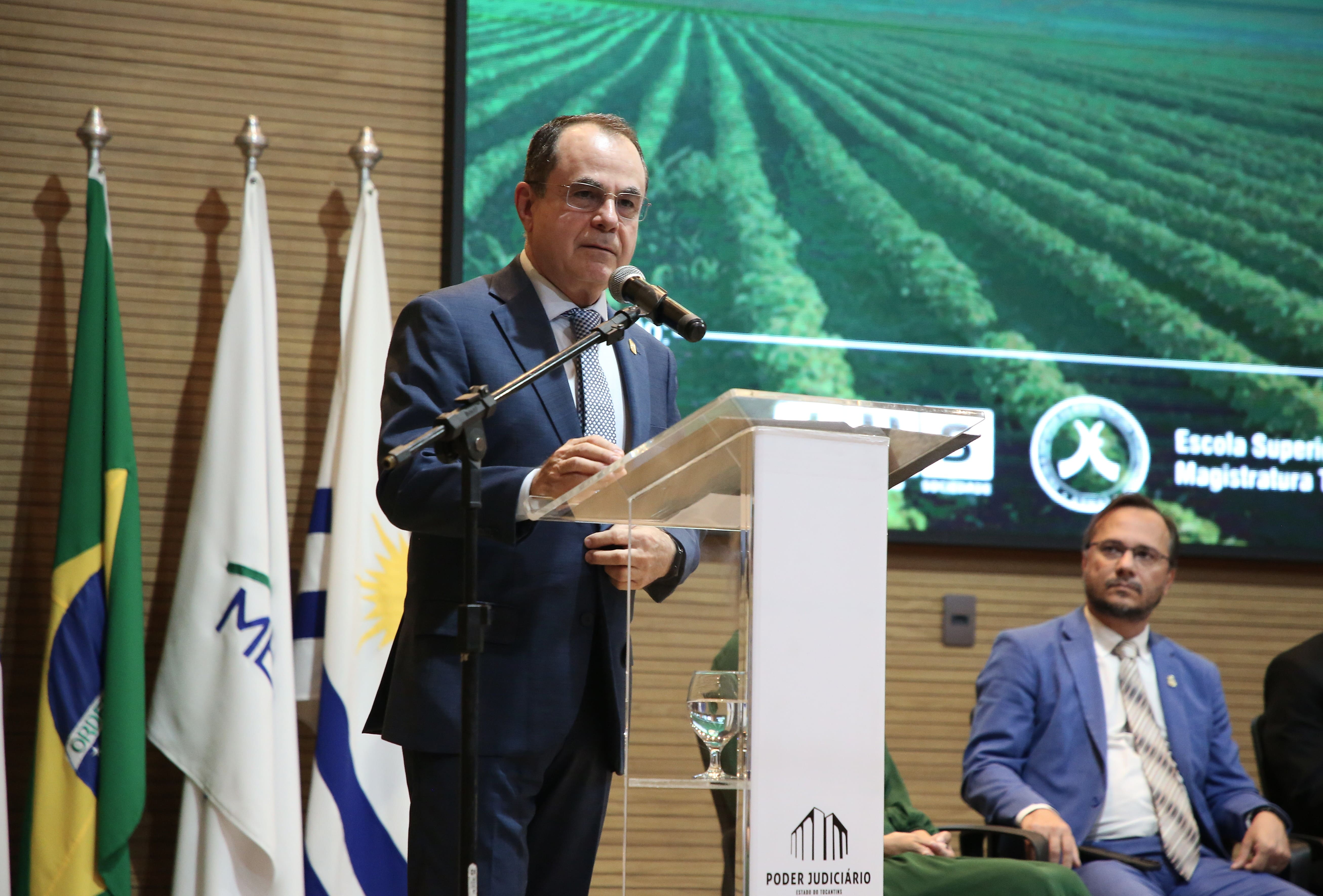 desembargador Marco Villas Boas fala ao microfone durante evento