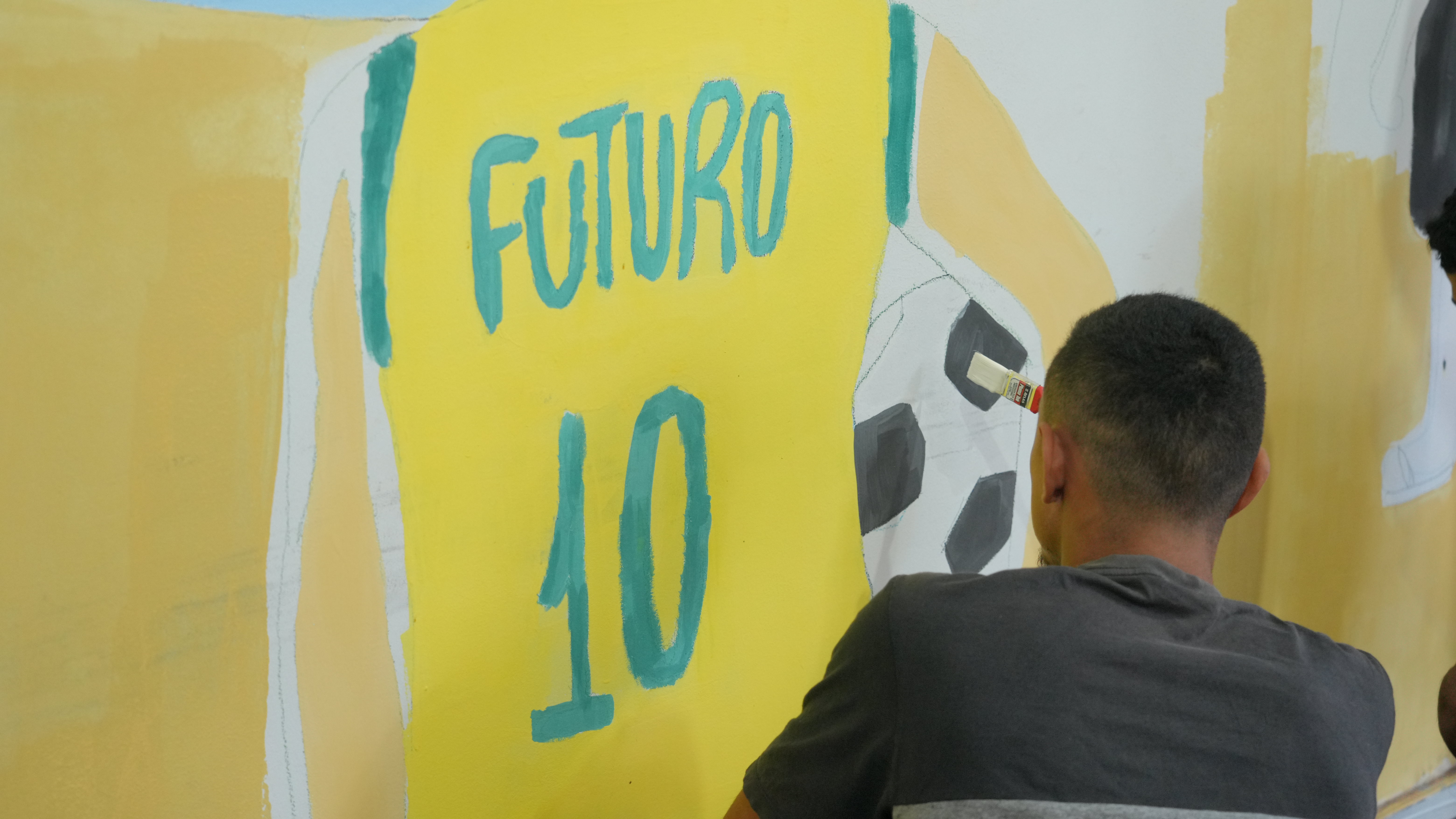 Adolescente em cumprimento de medida socioeducativa participa da pintura do mural que transforma a recepção do Case de Palmas. A obra, produzida coletivamente, traz elementos que simbolizam sonhos, futuro e novas perspectivas para os jovens atendidos pela unidade.