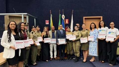 Equipe da Justiça Móvel de Trânsito recebe Moção de Aplausos durante solenidade na Câmara Municipal de Gurupi. Os homenageados exibem os certificados concedidos em reconhecimento aos serviços prestados à população.