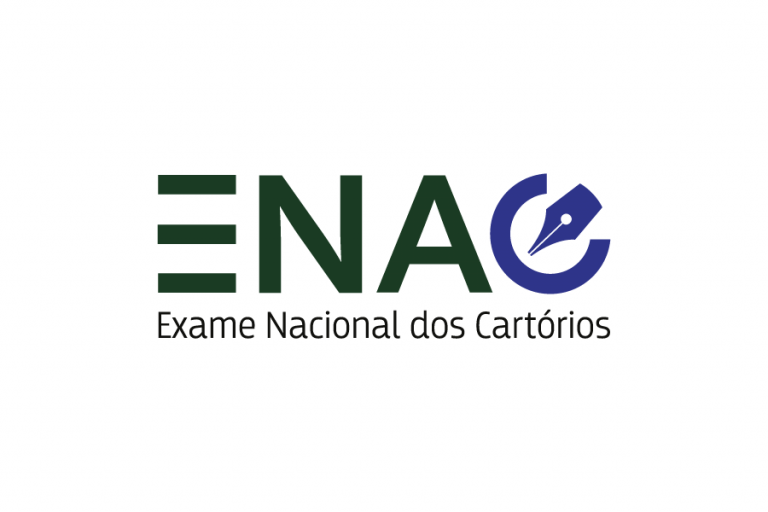 A imagem mostra a logomarca do ENAC – Exame Nacional dos Cartórios, com as letras em verde e azul e um símbolo que remete a uma pena de escrita.