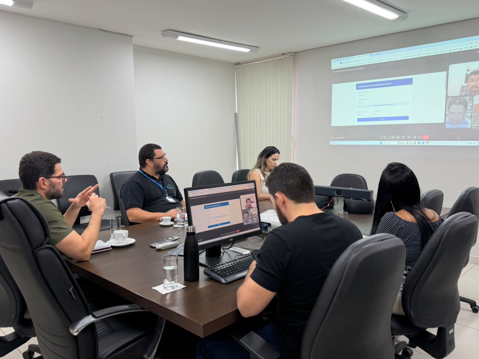 A imagem mostra integrantes da comissão avaliadora reunidos em uma sala de reuniões da Corregedoria-Geral da Justiça do Tocantins, durante a análise das práticas inscritas no 4º Prêmio Gestão Judiciária “Ministro Sálvio de Figueiredo Teixeira”.