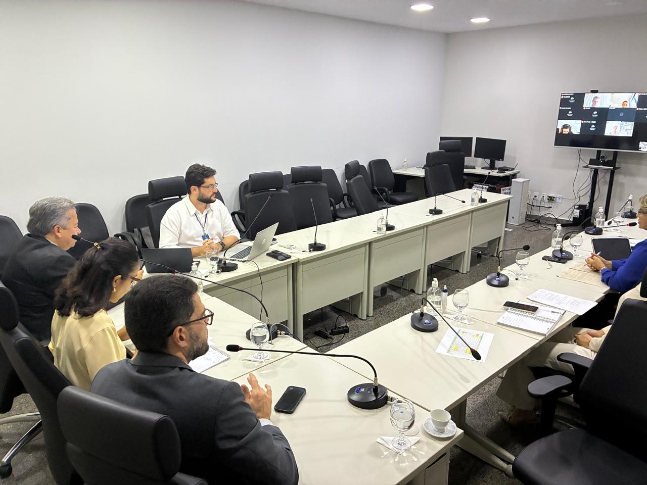 A imagem mostra gestores e servidores do Tribunal de Justiça do Tocantins reunidos em formato híbrido para o alinhamento das ações do eixo Produtividade do Prêmio CNJ de Qualidade 2026 e 2027.