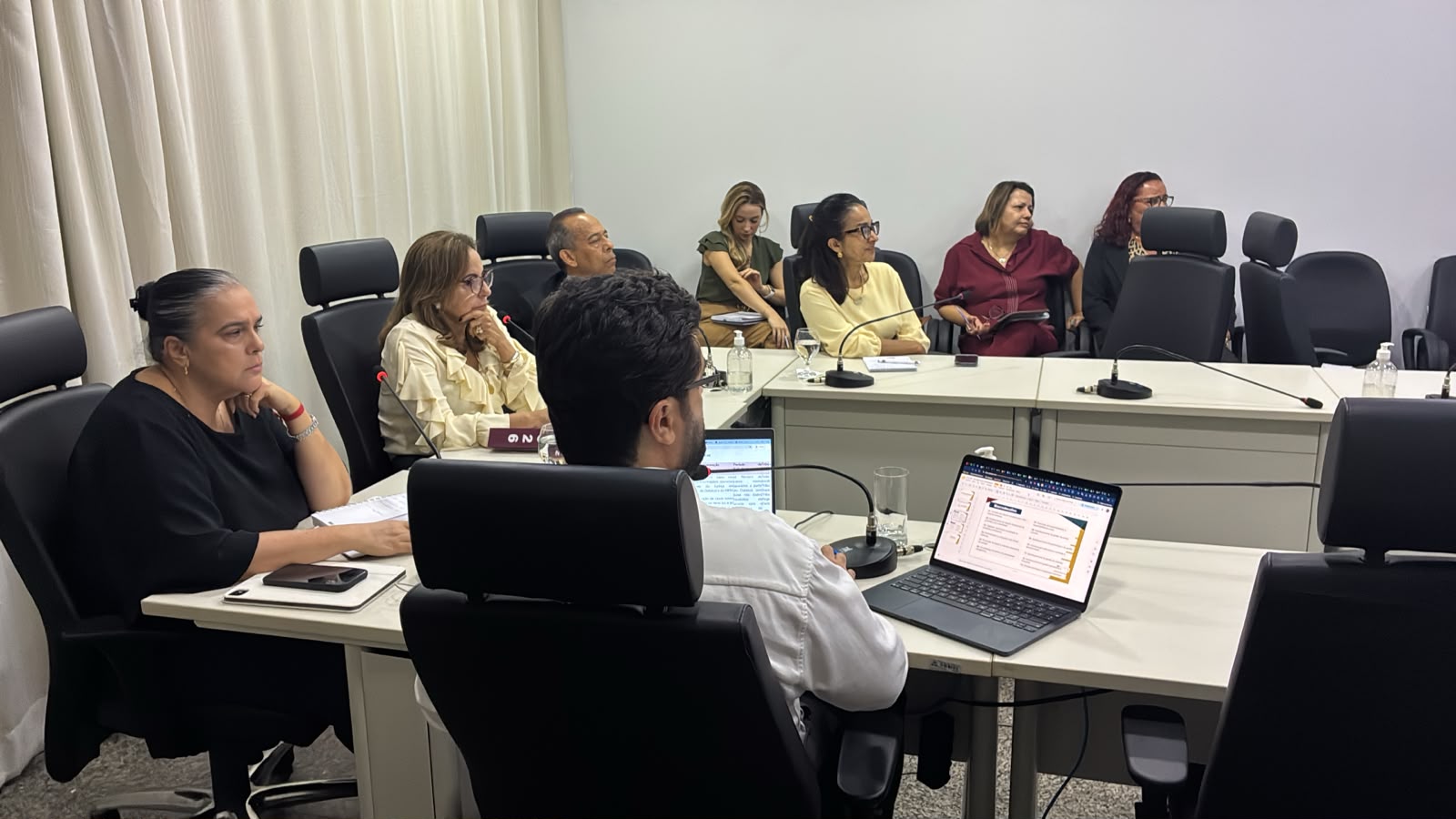 A imagem mostra reunião da presidente do Comitê do Prêmio CNJ de Qualidade do TJTO com gestores dos quatro eixos temáticos para alinhar monitoramento das ações