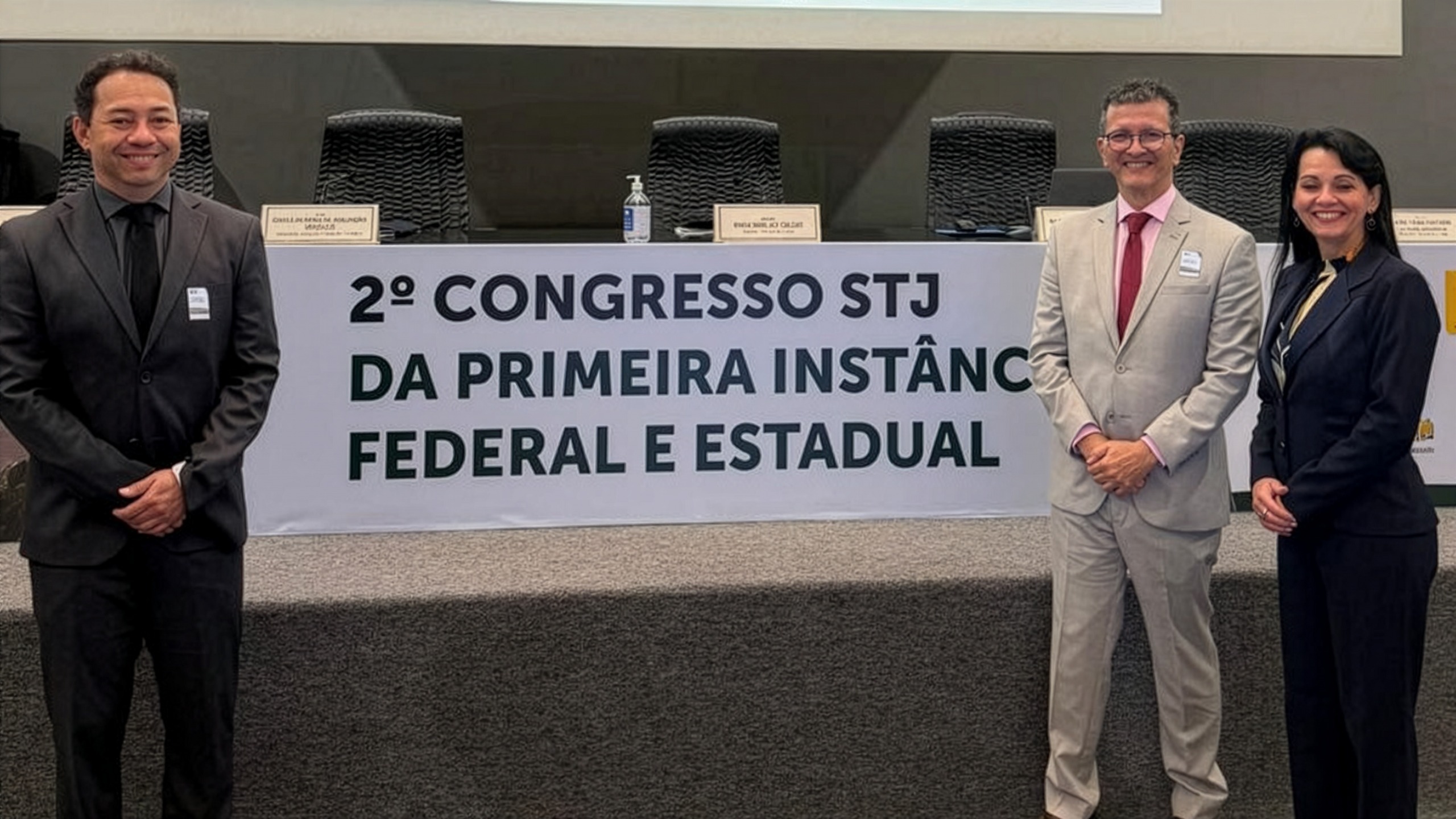 Juiz Jean Barbosa, juiz Rafael Paiva e juíza Gisele Veronezi  durante congresso do STJ