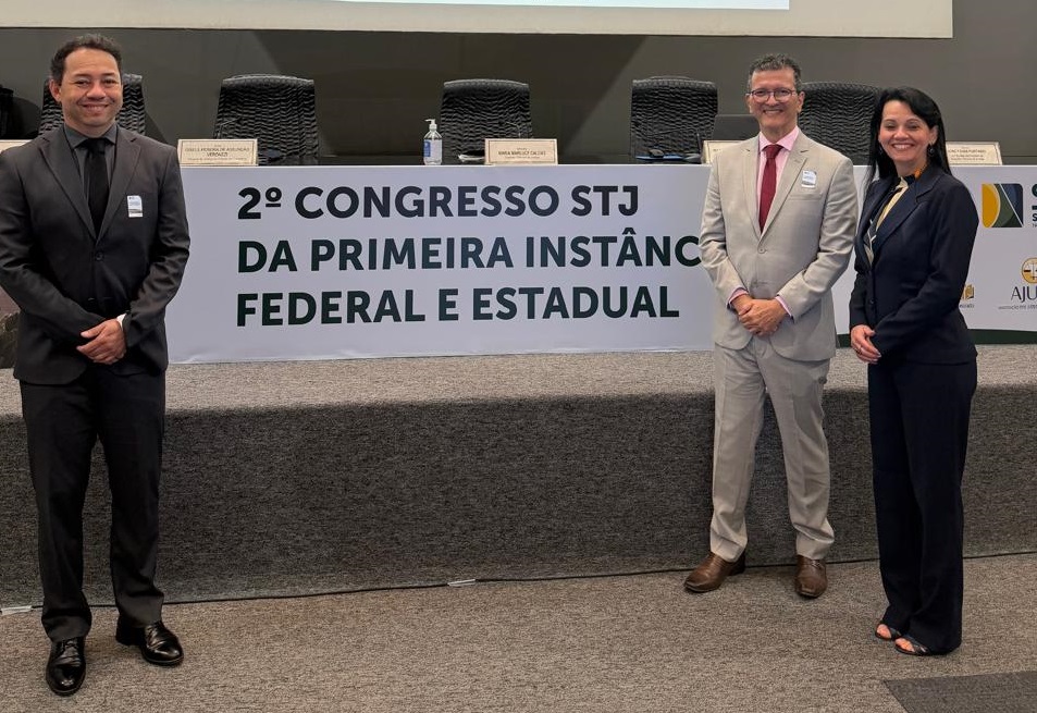 Juiz Jean Barbosa, juiz Rafael Paiva e juíza Gisele Veronezi  durante congresso do STJ