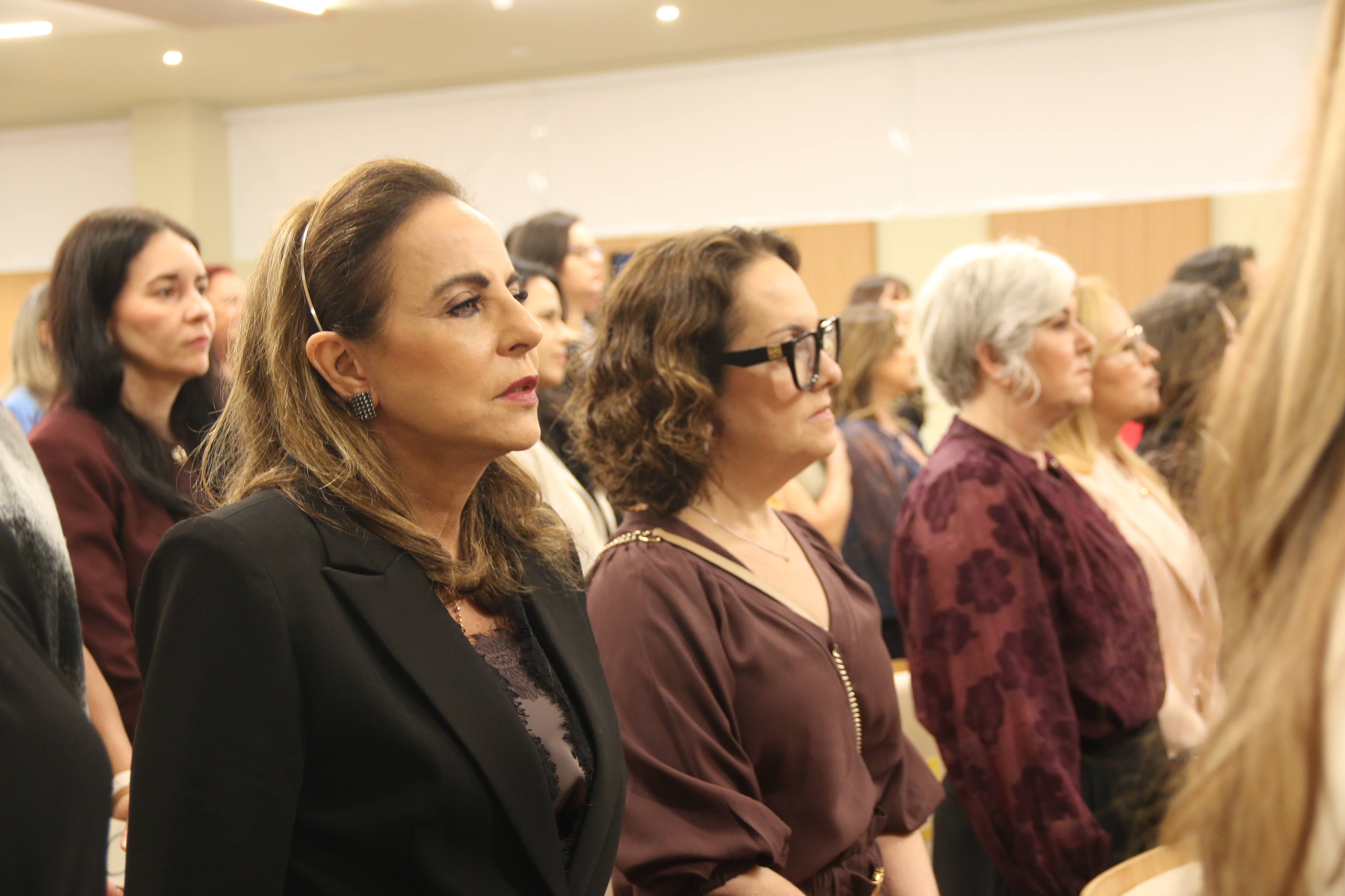 A imagem mostra a ouvidora da Mulher do TJTO, desembargadora Ângela Prudente, acompanhando a programação do VII Encontro do Colégio de Ouvidorias Judiciais das Mulheres (COJUM), em Vitória (ES), ao lado de representantes de tribunais de todo o país.