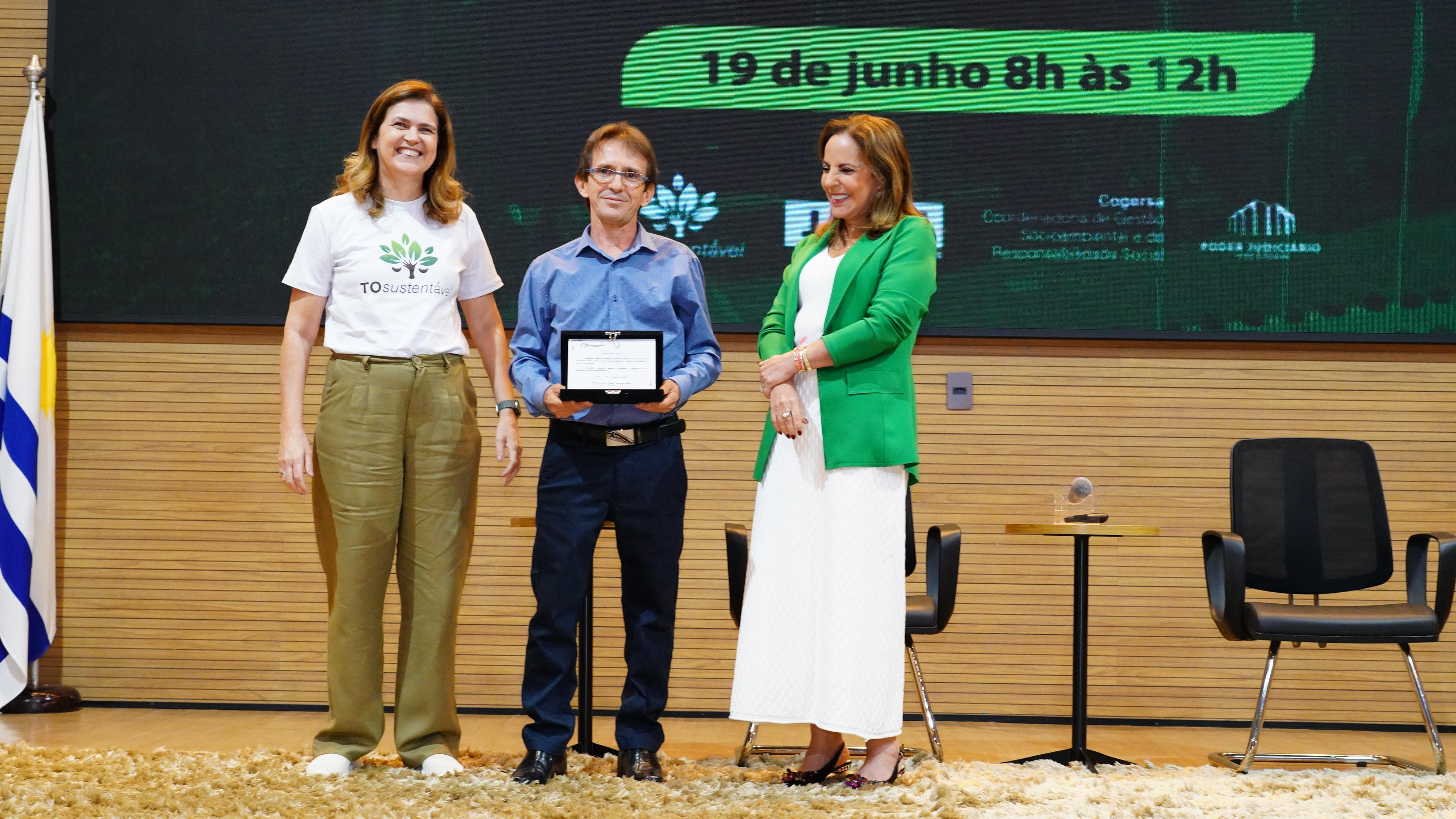 Secretário da Comarca de Alvorada, Fábio Adriane de Oliveira, é homenageado durante o evento