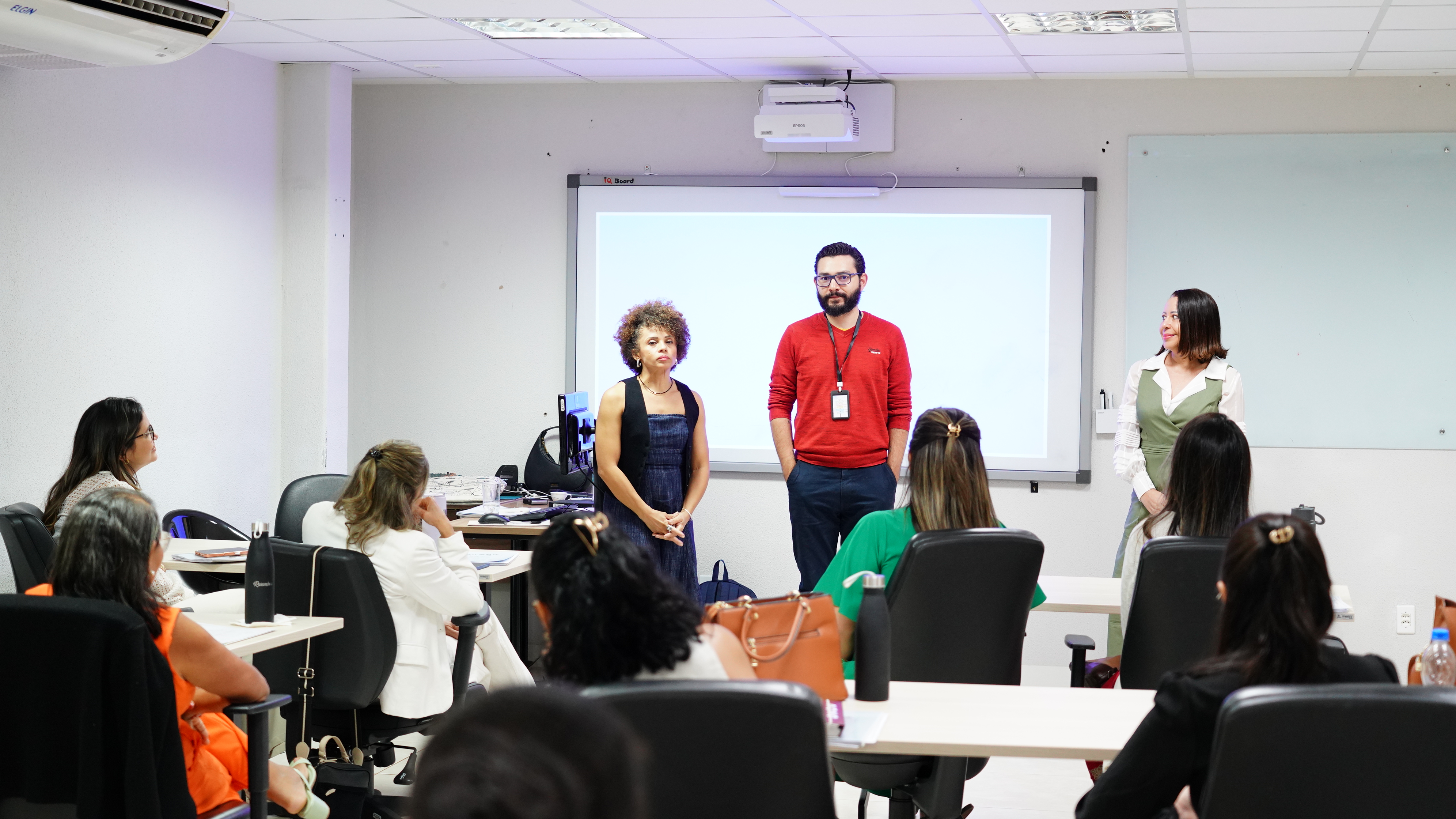 A imagem mostra participantes do curso de Gendai Reiki Ho reunidos em uma sala de aula da Esmat, acompanhando uma atividade conduzida pelos instrutores durante a formação promovida pelo Cesau.