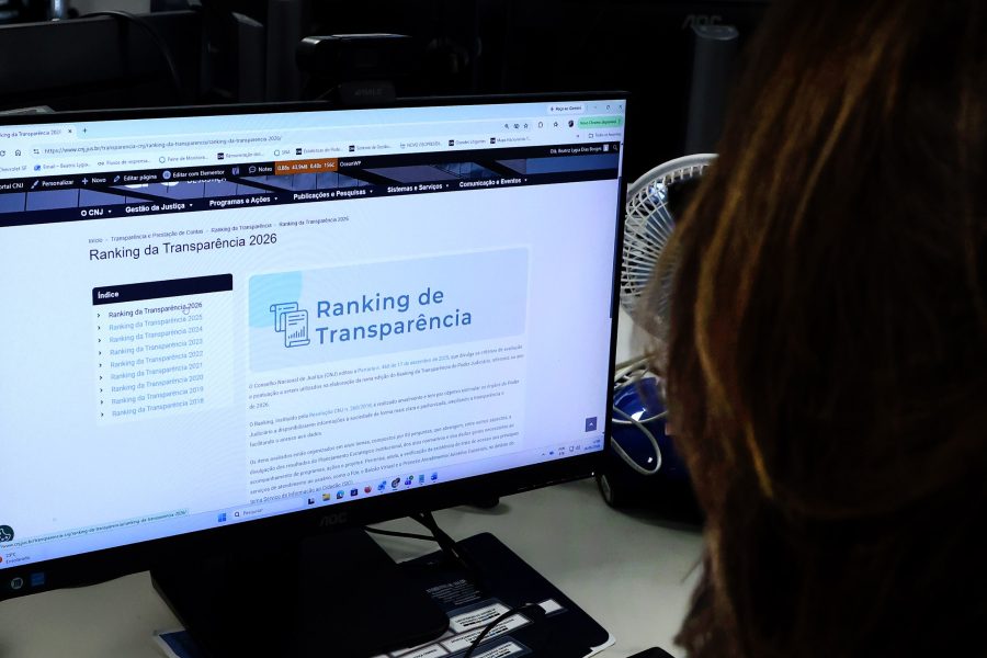 Servidora consulta, em computador, a página do Ranking da Transparência 2026 do Conselho Nacional de Justiça (CNJ), utilizada para acompanhamento dos indicadores de transparência dos órgãos do Poder Judiciário.