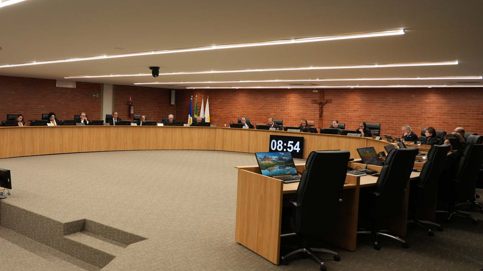 Tribunal Pleno com desembargadores posicionados em suas cadeiras durante sessão de julgamento