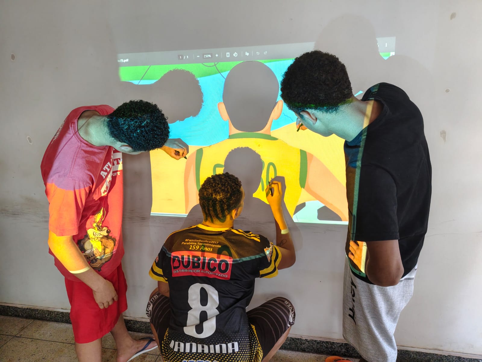 Adolescentes participam da criação de ilustração coletiva no Case de Palmas, atividade artística desenvolvida no âmbito do projeto Caminhos Literários no Socioeducativo, com foco na criatividade, expressão e protagonismo juvenil.