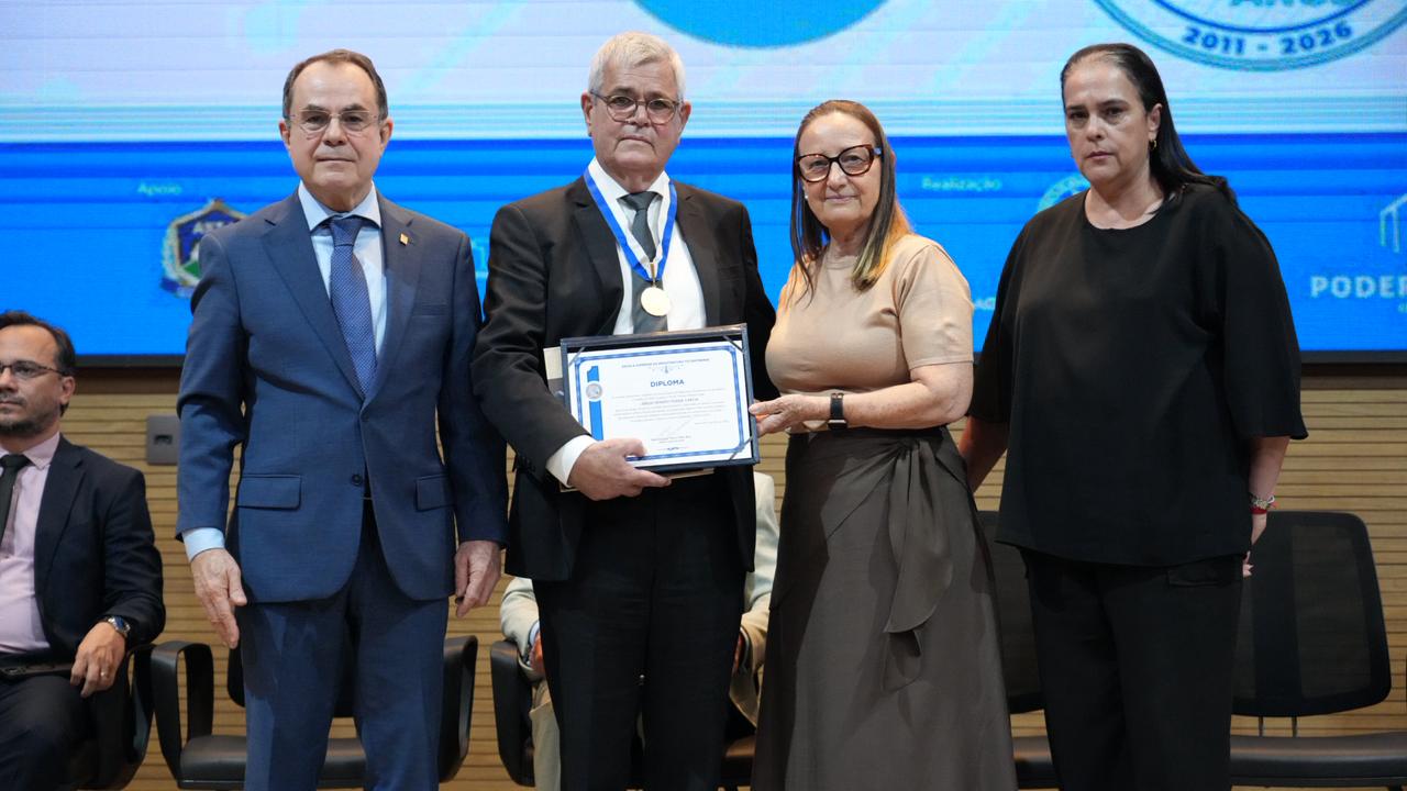 O juiz federal do Tribunal Regional Federal da 4ª Região (TRF4), Sérgio Renato Tejada Garcia, recebe a Medalha de Mérito Acadêmico “Dr. Feliciano Machado Braga”, concedida pela Escola Superior da Magistratura Tocantinense (Esmat), durante a abertura do IV Encontro Interinstitucional do eproc.