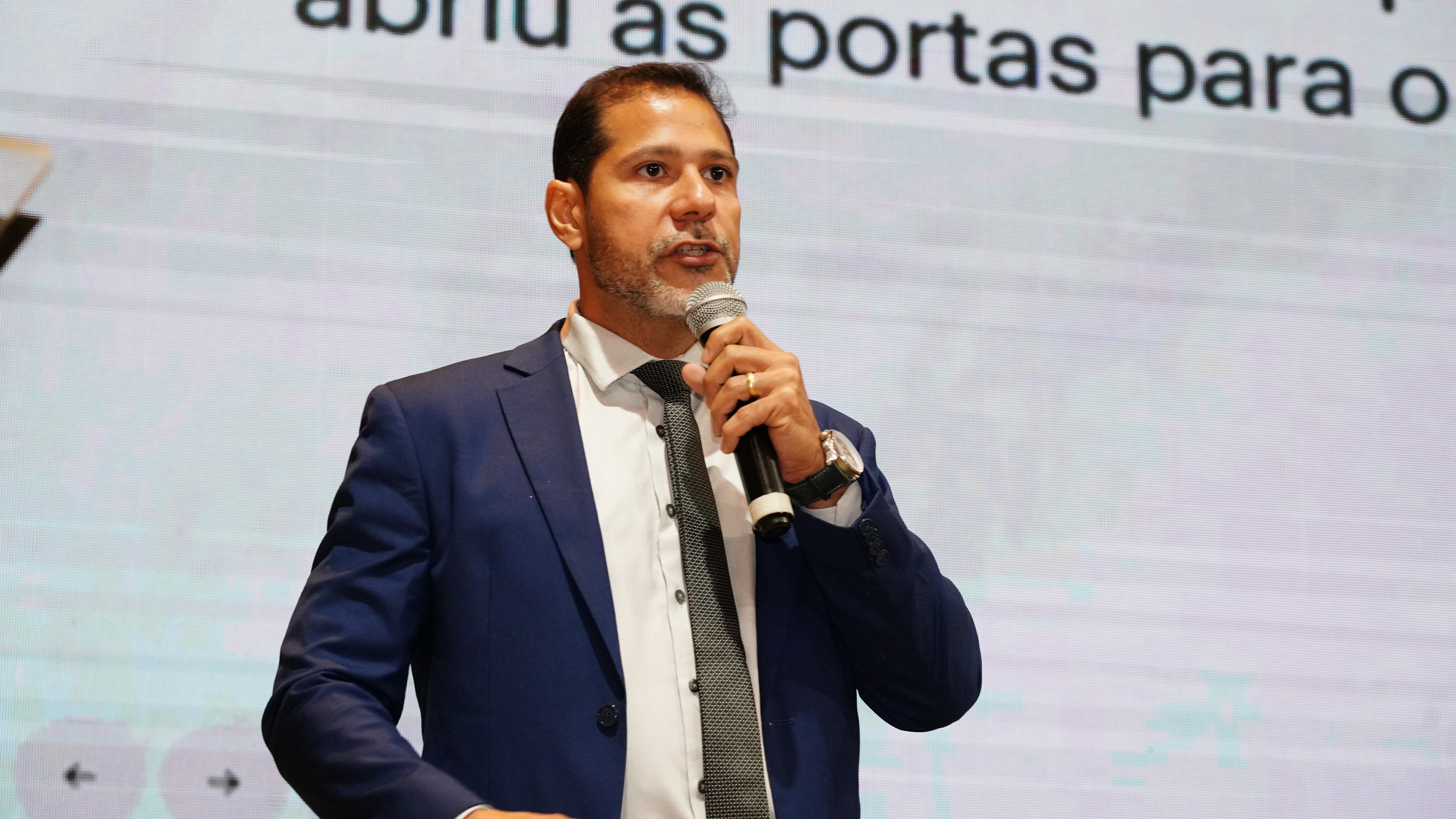 Angelo Stacciarini Seraphin, analista judiciário e chefe da Divisão de Sistemas de Informação do Tribunal de Justiça do Tocantins (TJTO), conduz palestra durante o painel Visões de Futuro da Comunidade eproc, realizado no encerramento do IV Encontro Interinstitucional do eproc.