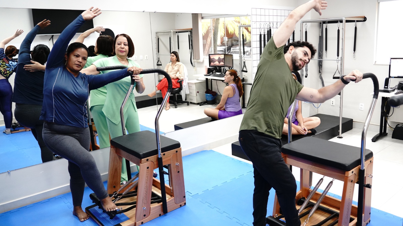 Servidores(as) participam de atividade de pilates em espaço voltado à promoção da saúde