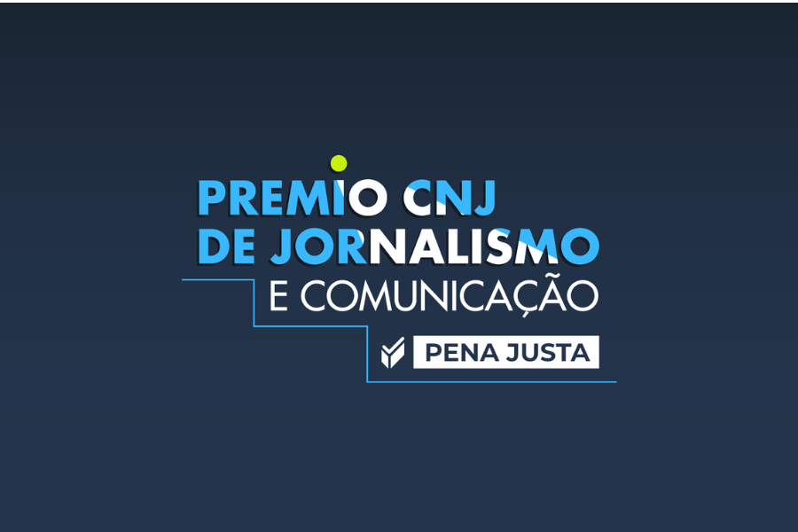 A imagem apresenta um fundo azul-escuro com a identidade visual do Prêmio CNJ de Jornalismo e Comunicação. No centro, em destaque, está o texto "PRÊMIO CNJ DE JORNALISMO", em letras maiúsculas, nas cores azul e branco. Logo abaixo, aparece a expressão "E COMUNICAÇÃO", em letras brancas.  Na parte inferior direita do título, há um retângulo branco com a inscrição "PENA JUSTA" em azul-escuro, acompanhada de um símbolo gráfico em formato de seta ou marcador. Linhas finas em azul-claro contornam parte da composição, criando um efeito geométrico que reforça o design institucional e moderno da peça.
